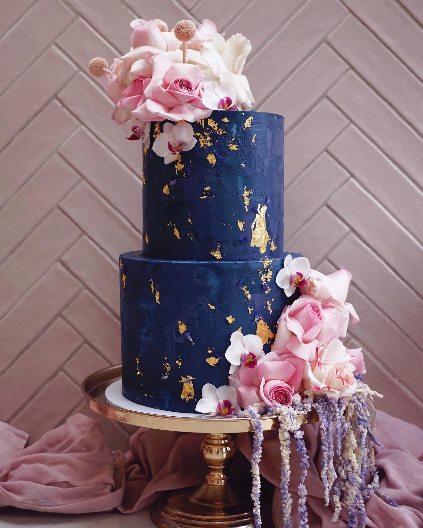 💙🌸 EIGHTEEN 🌸💙
I absolutely loved making this gorgeous navy two tier 18th birthday cake. 
⠀⠀⠀⠀⠀⠀⠀⠀⠀
⠀⠀⠀⠀⠀⠀⠀⠀⠀
⠀⠀⠀⠀⠀⠀⠀⠀⠀
birthdaycake #pastelcake #pinkcake #buttercream #dripcake #cake #cakemaker #cakedecorating #instacake #instacakes #baker #bake