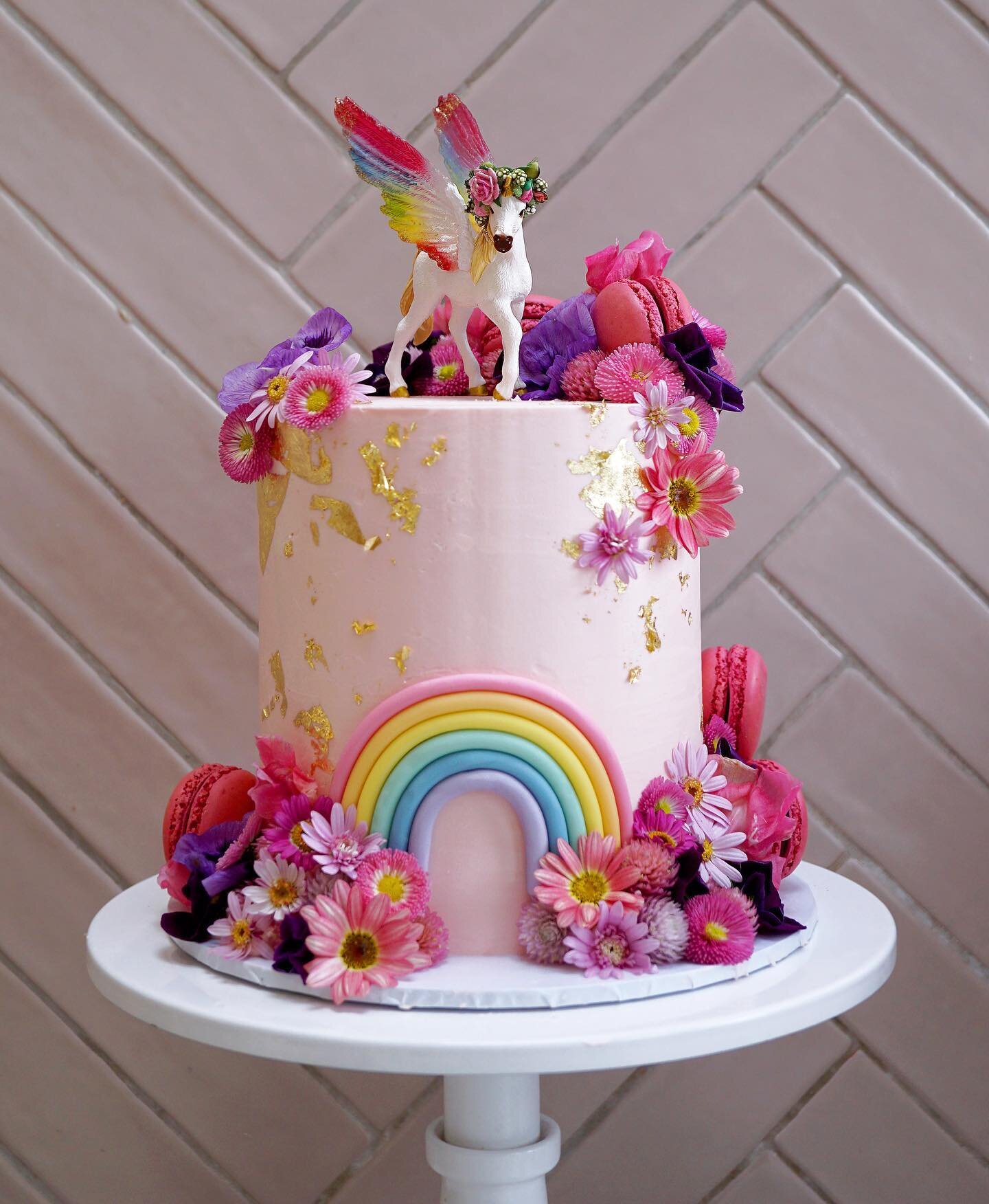 🌈RAINBOW UNICORN🦄

The dreamiest of little girl cakes! 

Unicorn - @bowbeaus 
Edible florals - @nurturedinnorfolk 

birthdaycake #pastelcake #pinkcake #buttercream #dripcake #cake #cakemaker #cakedecorating #instacake #instacakes #baker #bake #girl