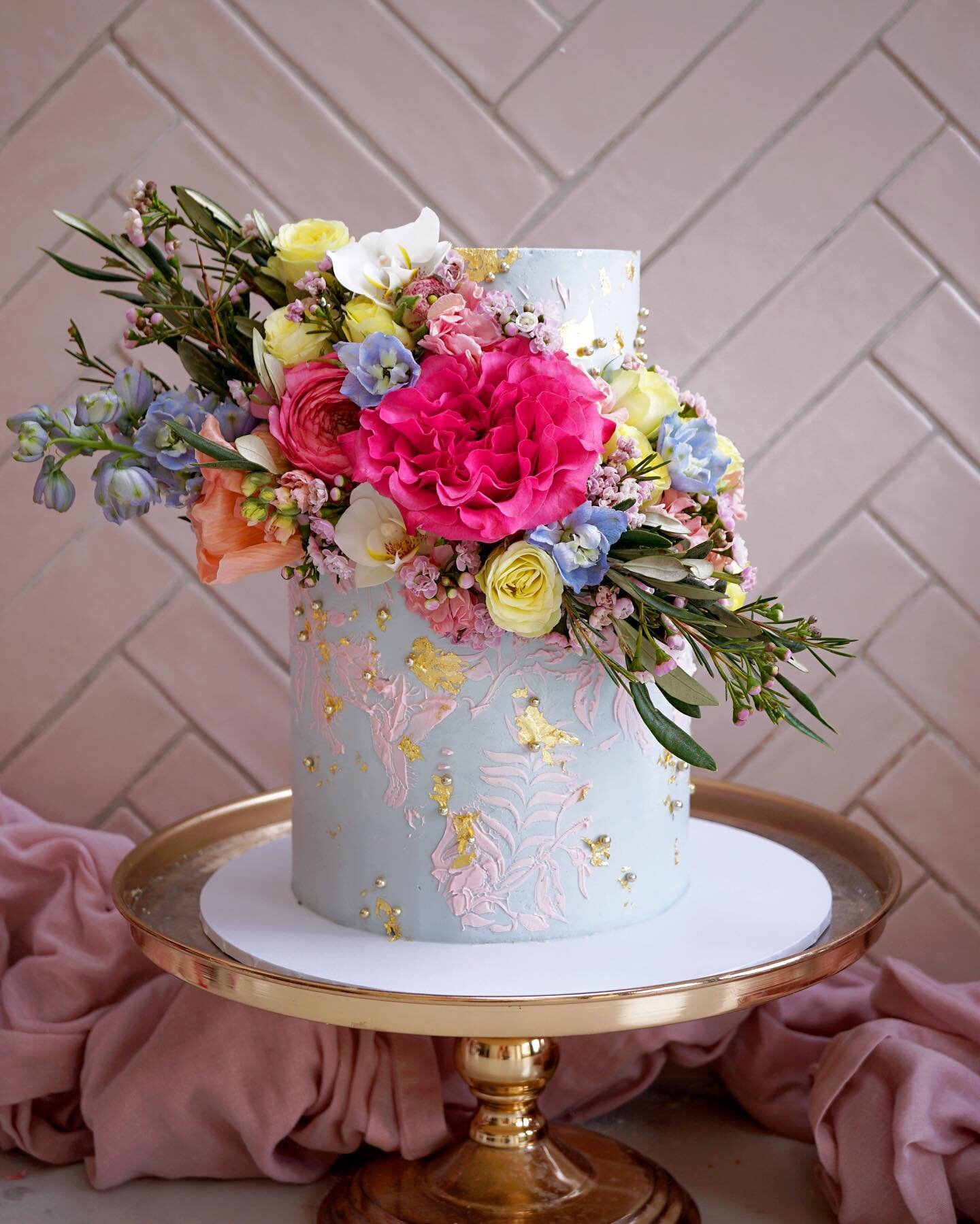 🌸🌼HBD TO ME🌼🌸
My little birthday cake from a few weeks ago! When will I not make my own cake!? Bakers do you always make your own? 

Stencil - @belsizecakes 
Florals @secretgardencardiff 
Cake stand @prop.options 

⠀⠀⠀⠀⠀⠀⠀⠀
birthdaycake #pastelca