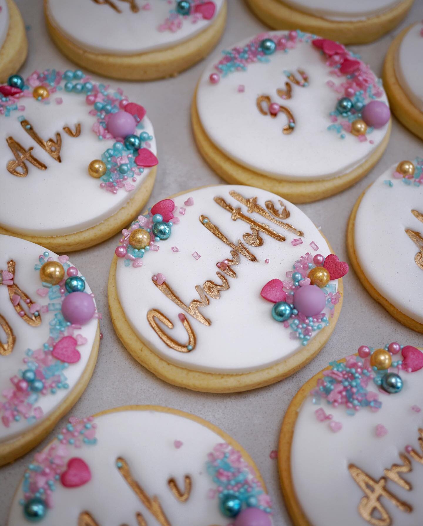 ✨COOKIE LOVE✨

Embossers - @sweet.stamp 
Sprinkles - @super_streusel 

⠀⠀⠀⠀⠀⠀
birthdaycake #pastelcake #pinkcake #buttercream #dripcake #cake #cakemaker #cakedecorating #instacake #instacakes #baker #bake #girlscake #buttercreamcake #instabake #lovec