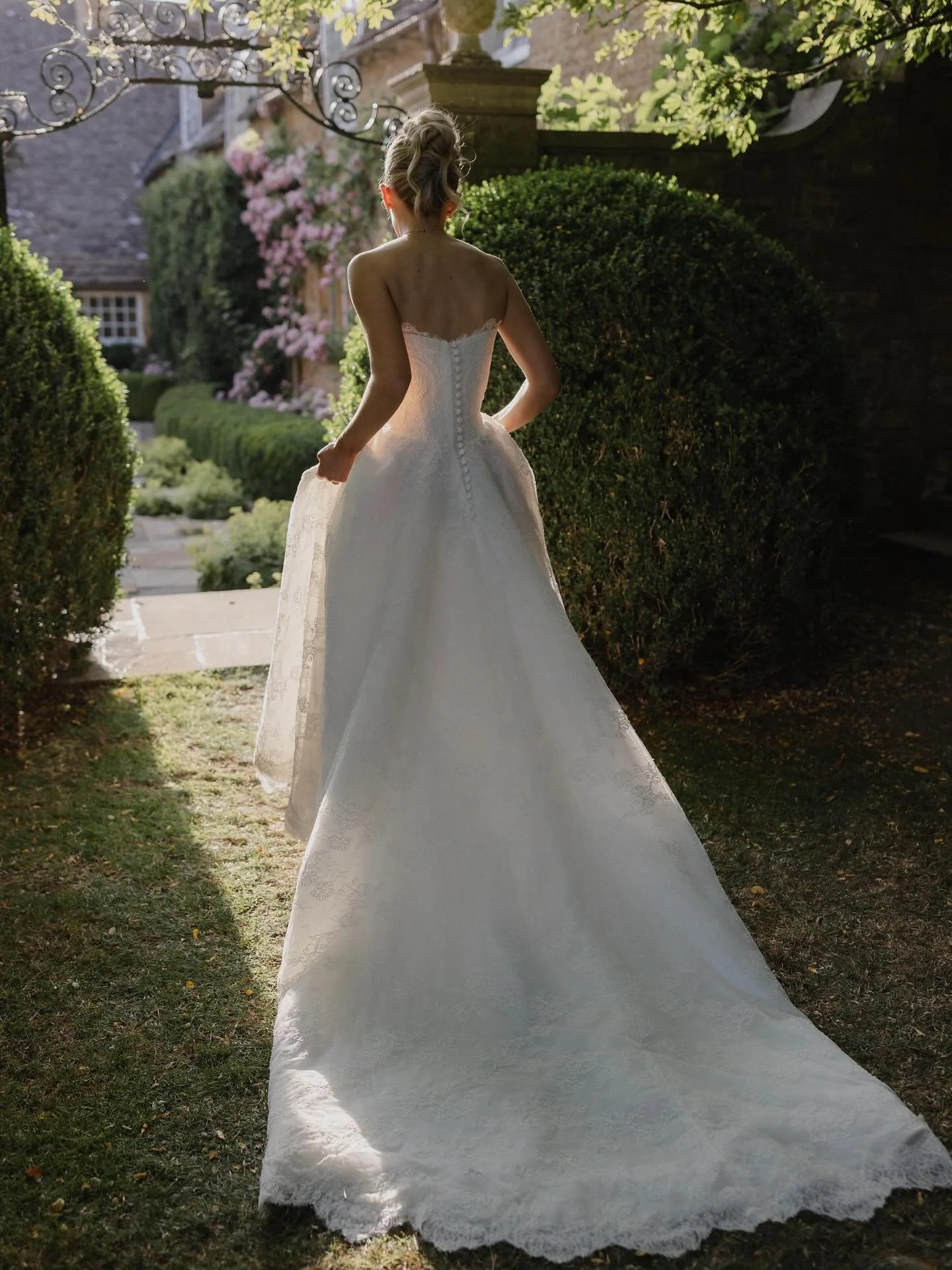 RAINA 🤍 @raina.gh 

Planning &amp; Co-ordination: @vanillaroseweddings
Venue: @cornwell_manor
Marquee: @originalmarquees
Friday Catering: @rossandrossevents
Saturday Catering: @letticeevents
Florals: @joannacarterflowers
Photography: @majatsolophoto