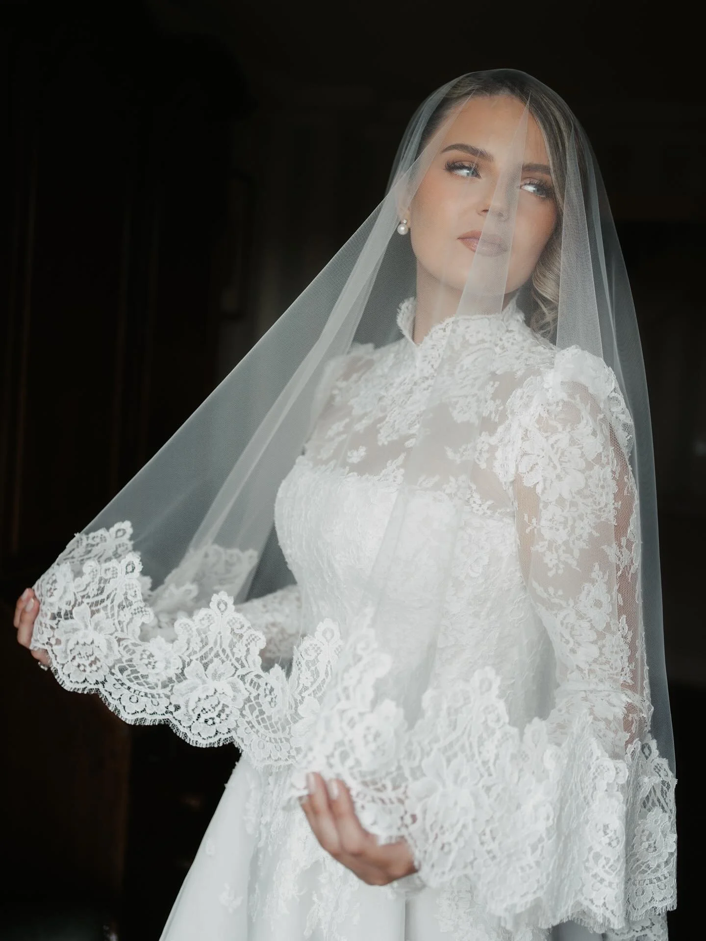 MILLIE 🤍 @millieraesykes 

Photography @charlottenelsonphotography 
Wedding planner @lucywevents
Second @katymellingphotography
Videographer @juno.wedding.films
Dress @emmabeaumontatelier
Cake: @3littlebirdsbakery
Florist @redfloral
Draping: Draping