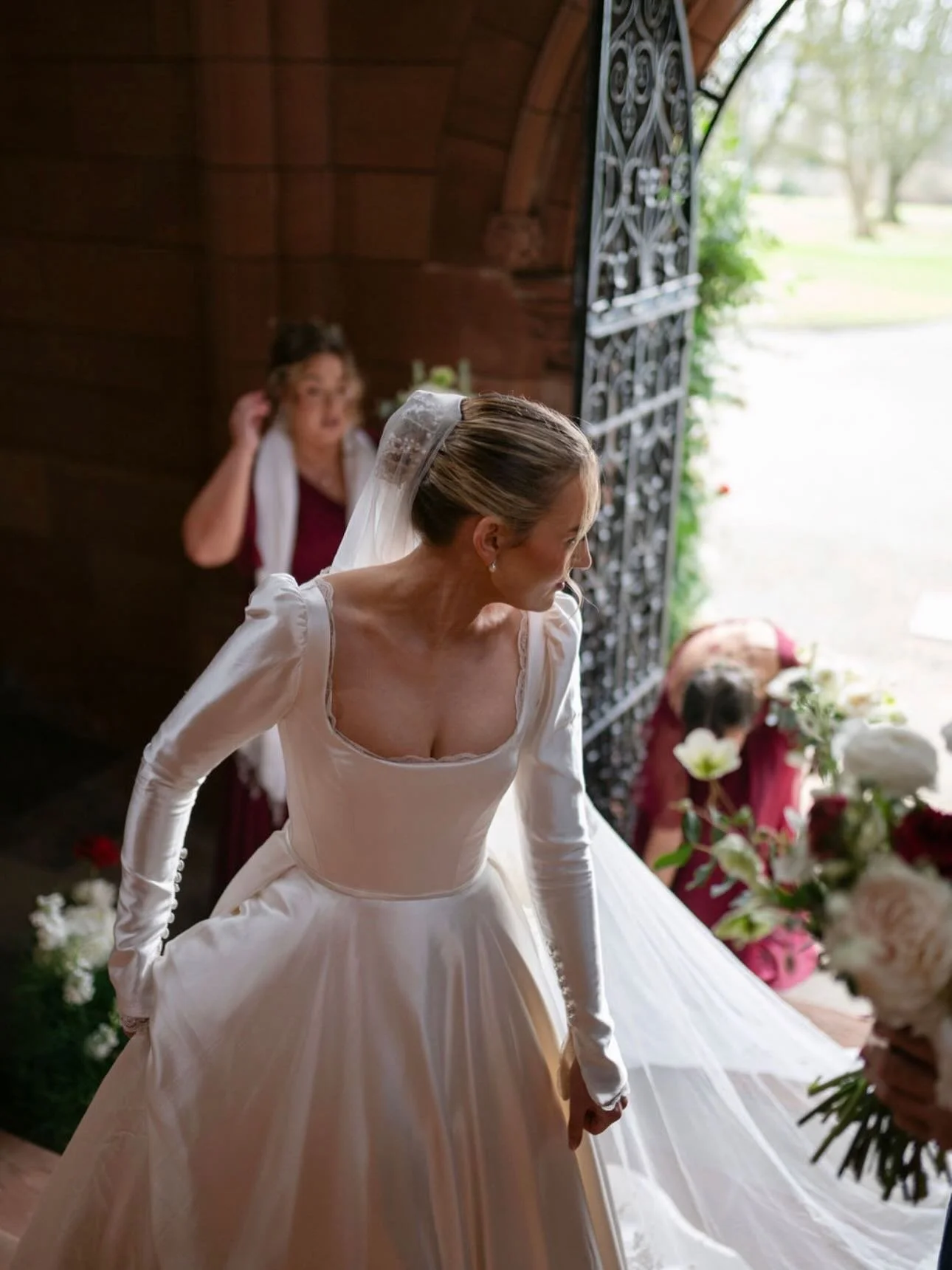 LEAH @leahelforsyth 

Photography @littlemissboyco 
MUA @daniellamakeuphair
Venue @hiddenriverbarn
Make up @daniellamakeuphair
Flowers
@_studioyard
Second shooter @pattywijas
