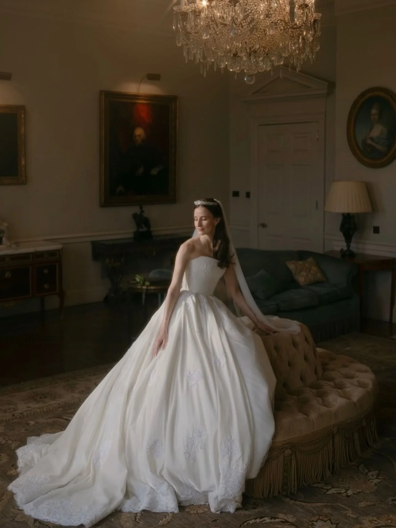 HAYLEY 🤍 @hayleystokeswhite 

Photography @divinedayphotography 
Flowers @sophieoliviafloraldesign
Venue @cowdrayhouse
Caterers @caperandberry
Hair @emmalouisebridalhair
Make up @laurawebbmakeup
Wine @berrybrosrudd
Groom&rsquo;s morning suit @favour