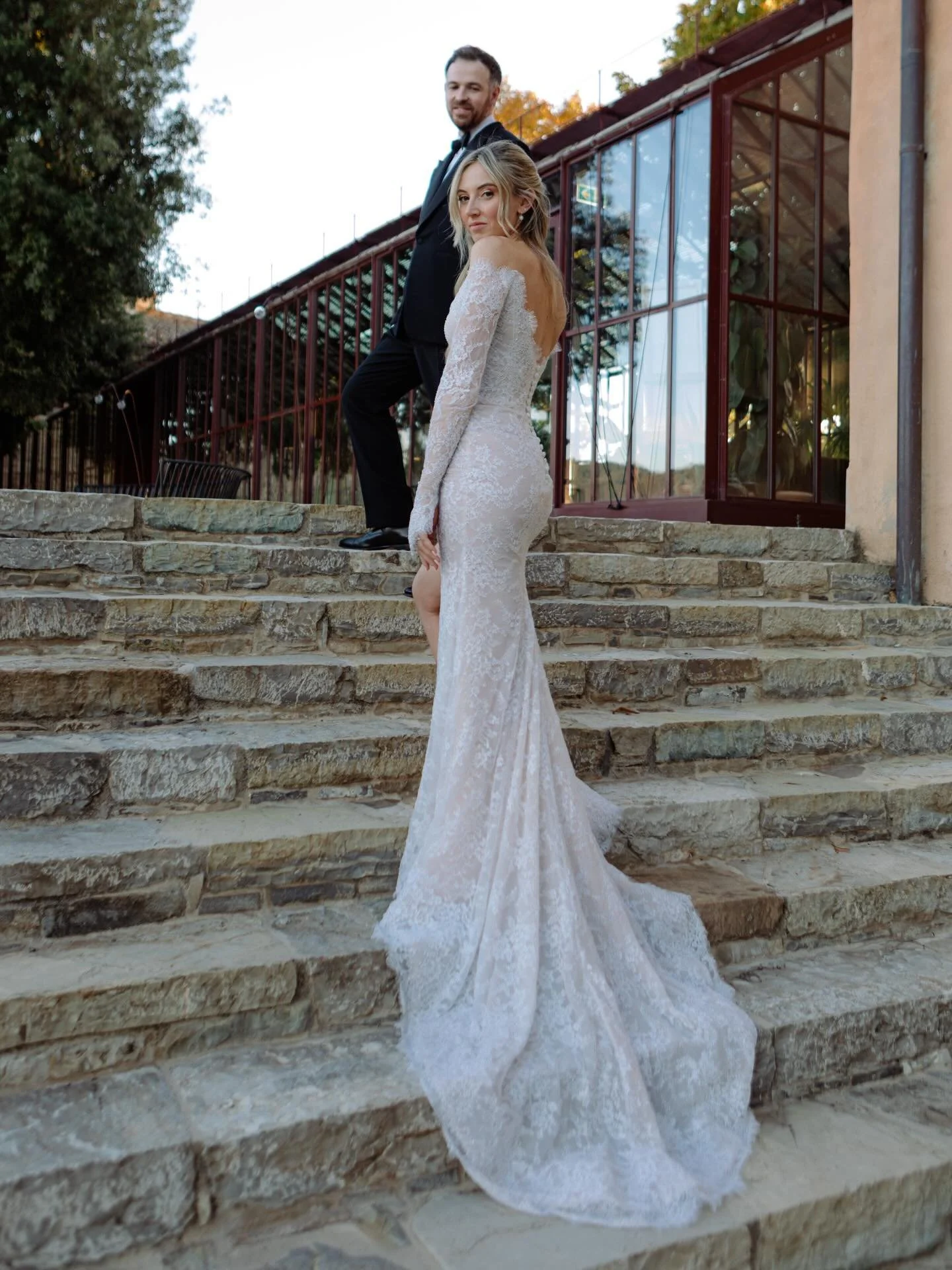 IONA 🤍 @ionataylor96 

Photo/Video @wilken.weddings
Planner @inawe_weddings
Bride @ionataylor96
Hair @tandlhairdressing
Makeup @evebridalbeauty 
Location @vignamaggio florals @dreamboatsandcarousels celebrant @natraybouldweds analog development @mei