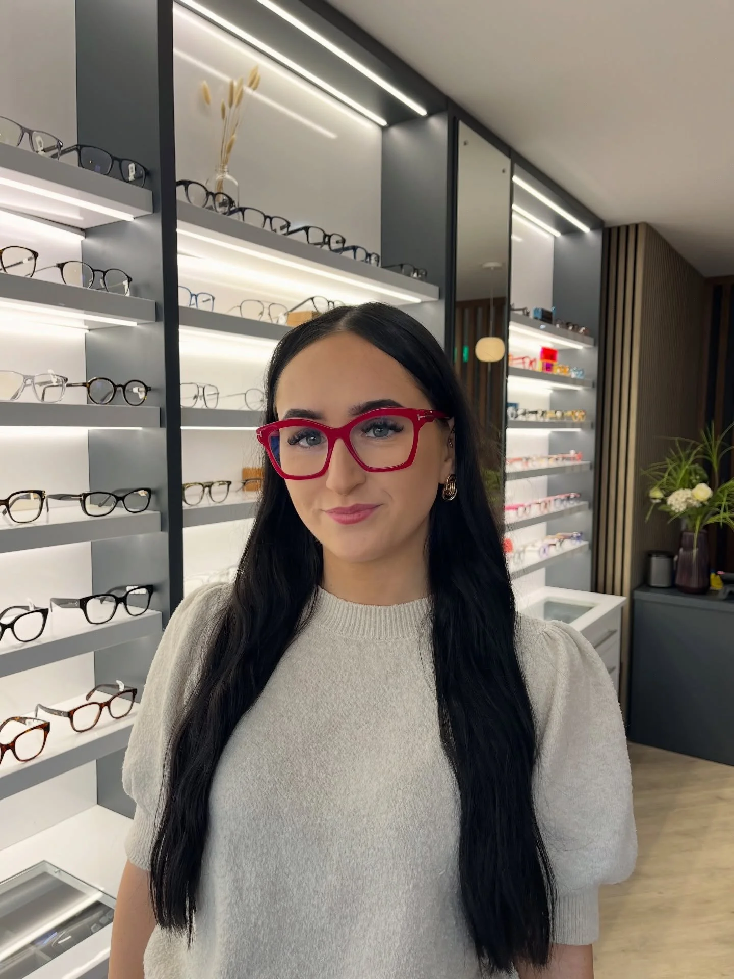 Our lovely dispensing student Abbie looking fabulous in her new Tom Ford frames! 😍
A gorgeous pop of red just in time for Christmas 🎅🏼❤️👓#optician #dublin #tomford #tomfordeyewear