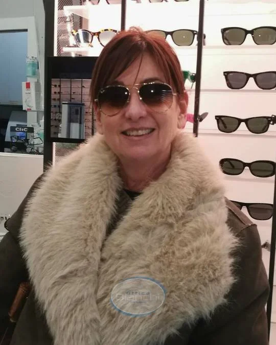 OB-ragazza sorridente con i suoi nuovi occhiali da sole-2.jpg