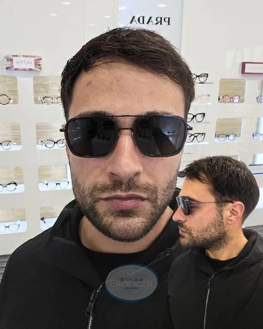 OB-ragazzo con i suoi intramontabili Ray-Ban da sole.jpg