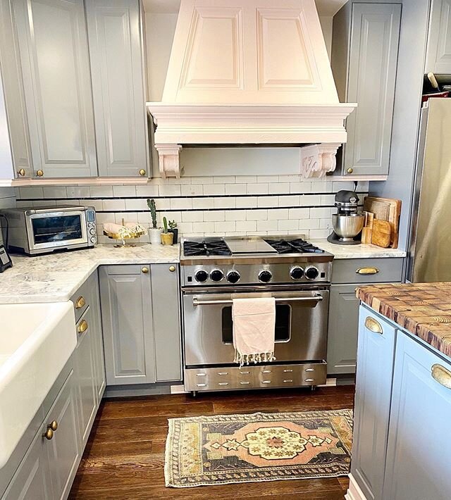 Ok... so if you saw my stories last night you know I miss my bathroom 🕷
.
But you know what I also miss? My kitchen. You know, a stove top and a clean and bug proof space. 🙅&zwj;♀️
.

Swipe ➡️ to see what our kitchen was before we completely DIY&rs