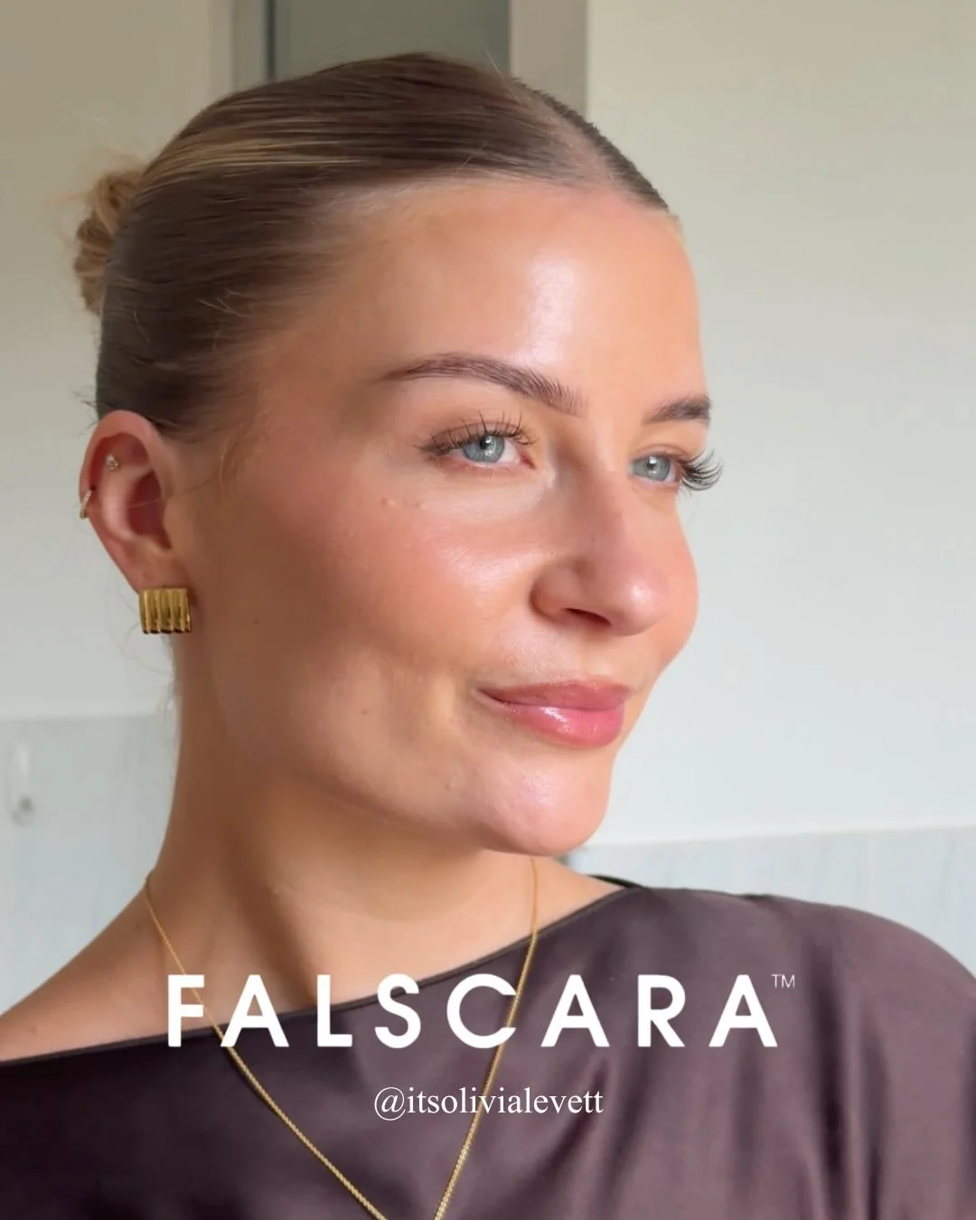 Olivia creates her effortless evening glam look, in partnership with @kissproductsuk using their new Falscara sets 🤎