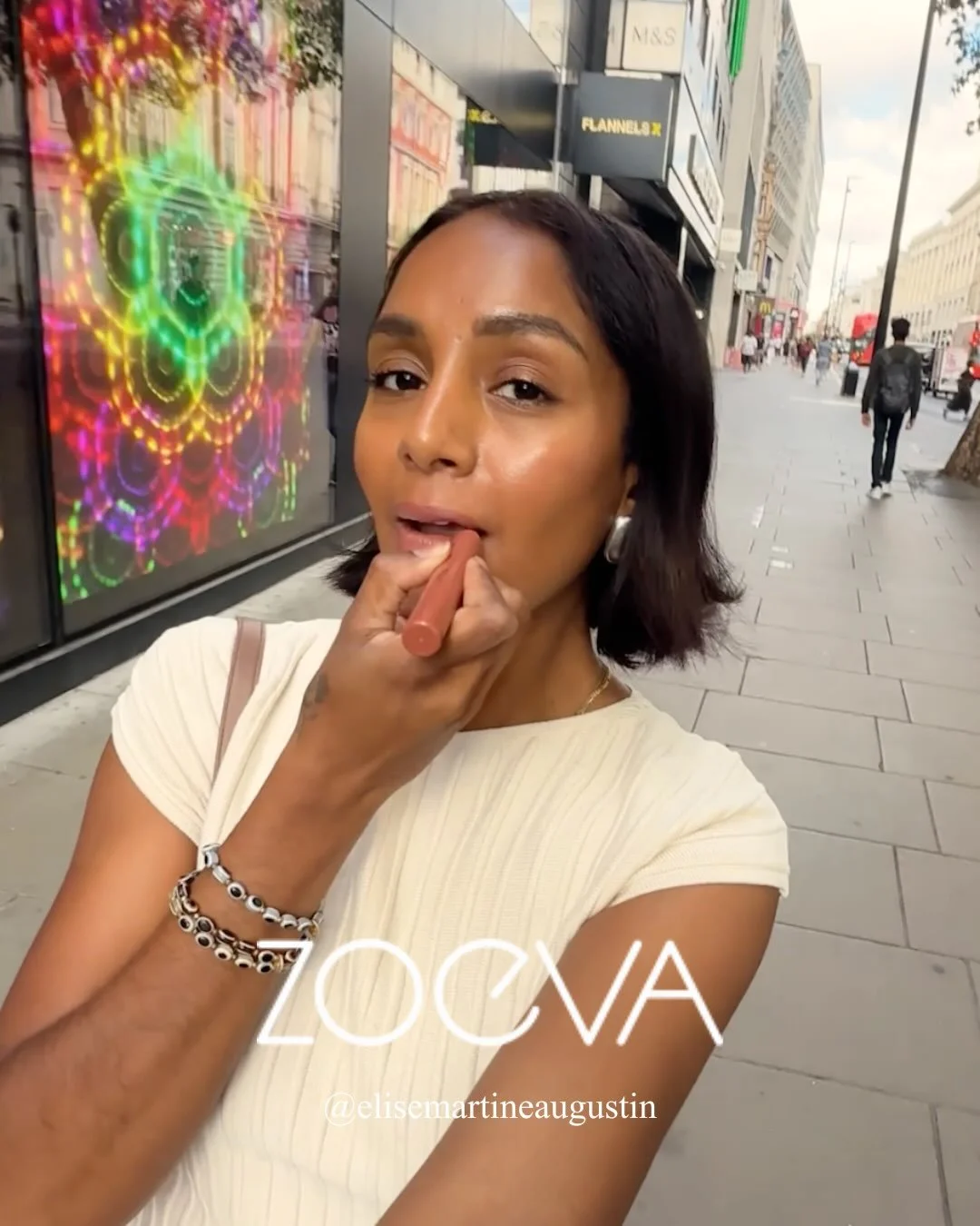 Elise partners with @zoeva to showcase how she uses the Pout Perfect to top up her makeup in between days of seeing clients, busy meetings and life as a multi-hyphenated woman 🤎