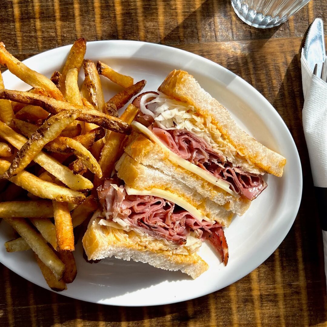 Rueben Sandwich! 🌊🥪

Imagine sinking your teeth into layers of flavor-packed pastrami, perfectly melted Swiss cheese, tangy sauerkraut, and zesty Russian dressing, all sandwiched between slices of toasted bread. 😋

Tag your friends who love a good