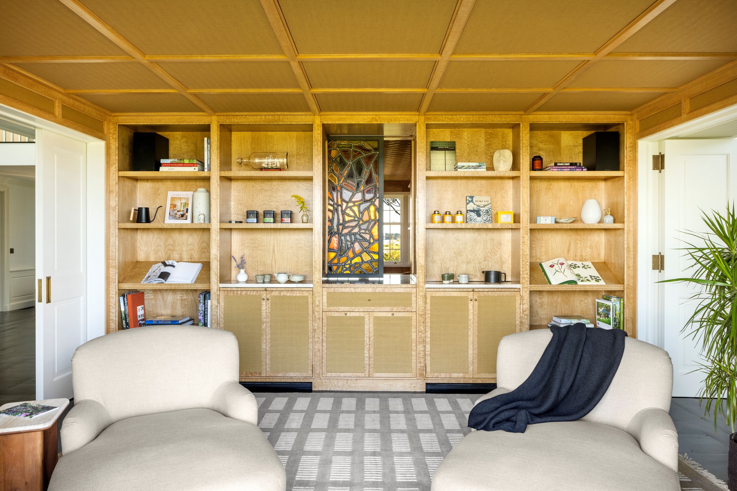The Tea Room, inspired by traditional Japanese tea rituals, and featuring views of the Ocean is a perfect spot for a meditative moment. In the evening, it can transform into an extension of the bar, simply by sliding the artisan-made stained glass d