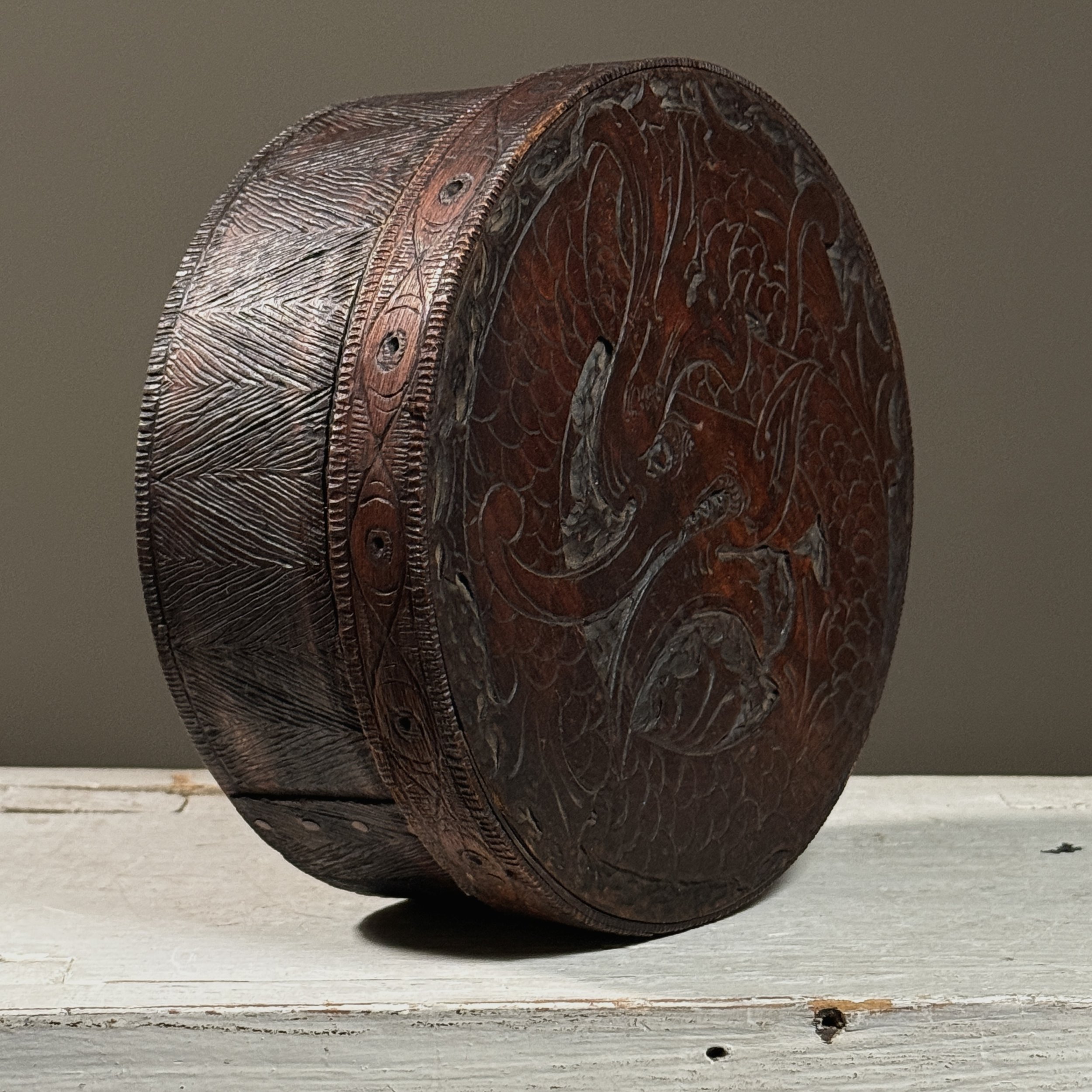 Side view. Zig zag carved pattern along box exterior.