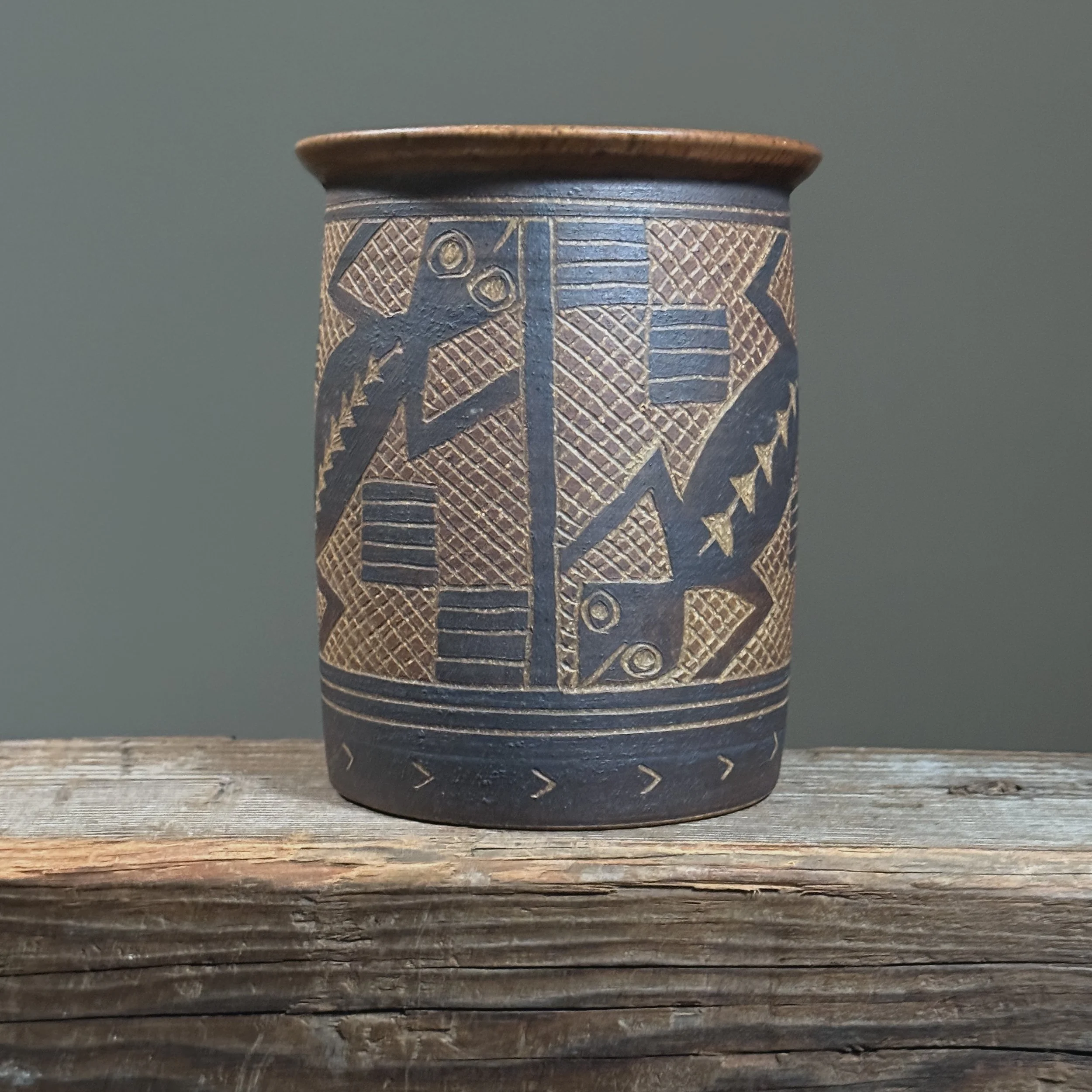 Full frontal view of a vintage sgraffito ceramic vase with incised lizard decoration, signed Tinsman 1992