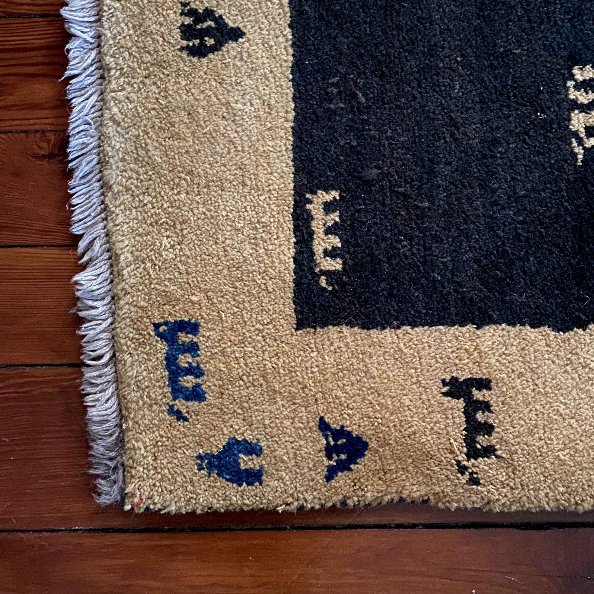Persian Gabbeh Rug: 2'7'' x 3'5'' (79 x 104 cm).