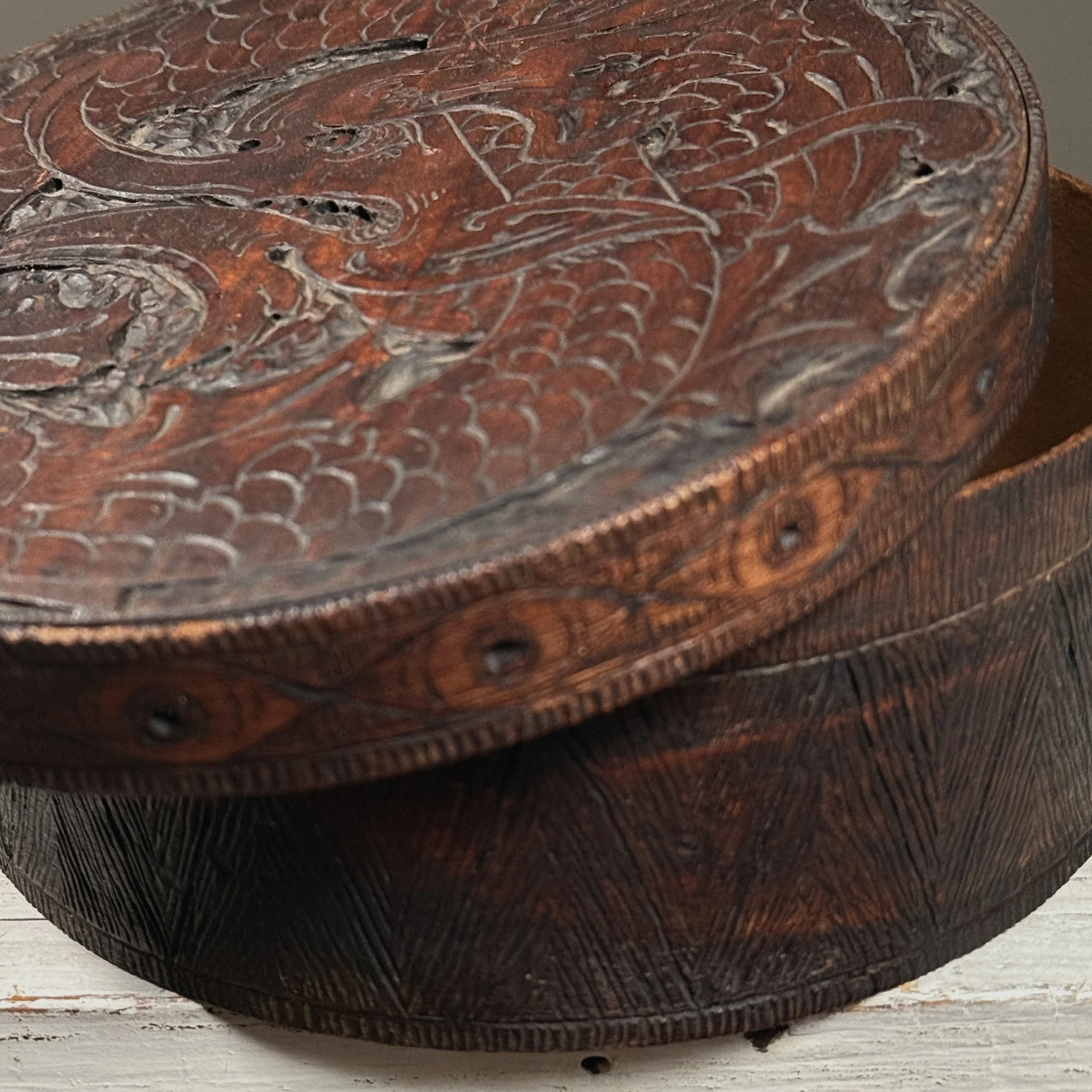 Side view. Zig zag carved pattern along box exterior.