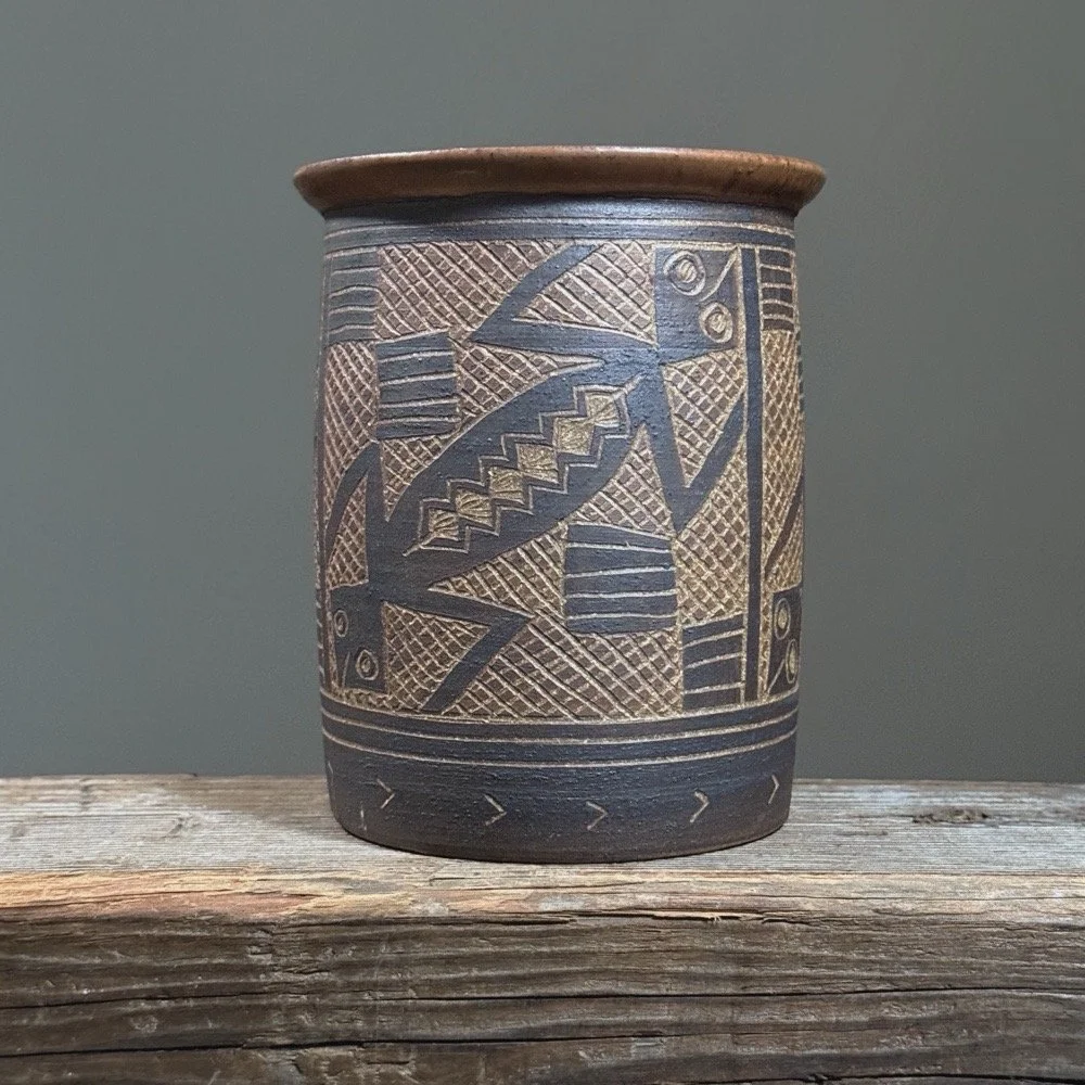 Full frontal view of a vintage sgraffito ceramic vase with incised lizard decoration, signed Tinsman 1992