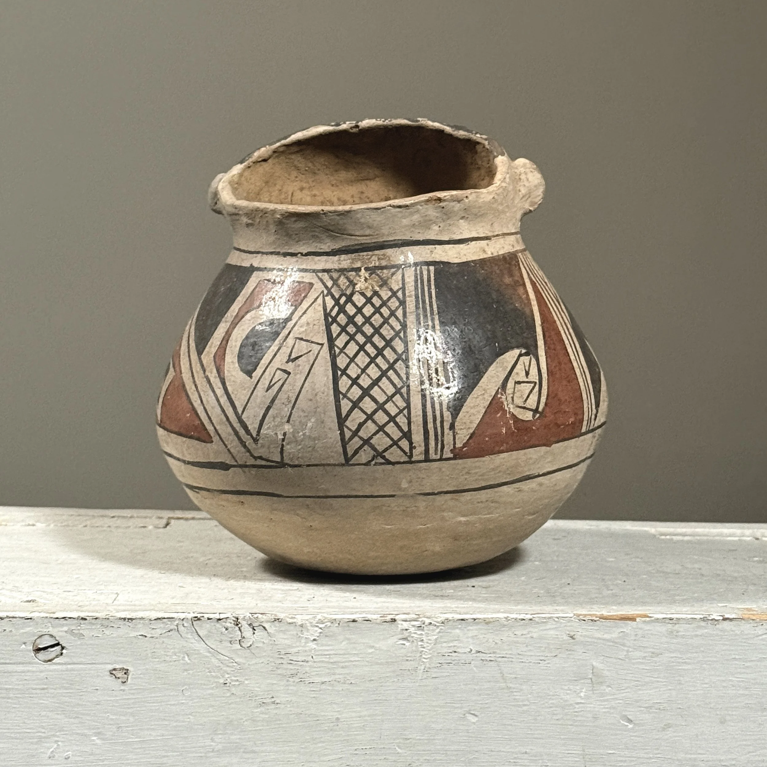 Effigy pot with painted surface and portrait figure