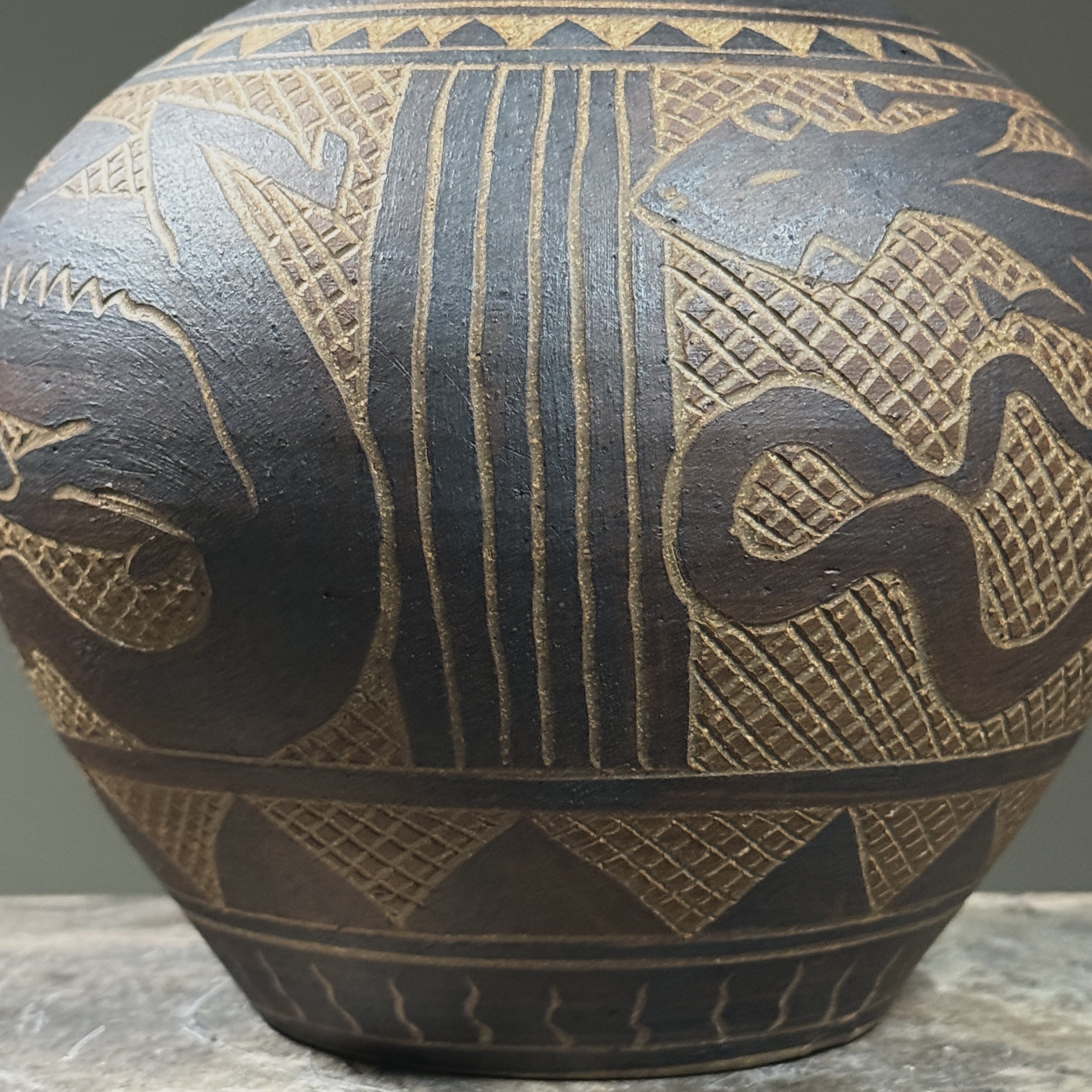Detail of the lizard design.