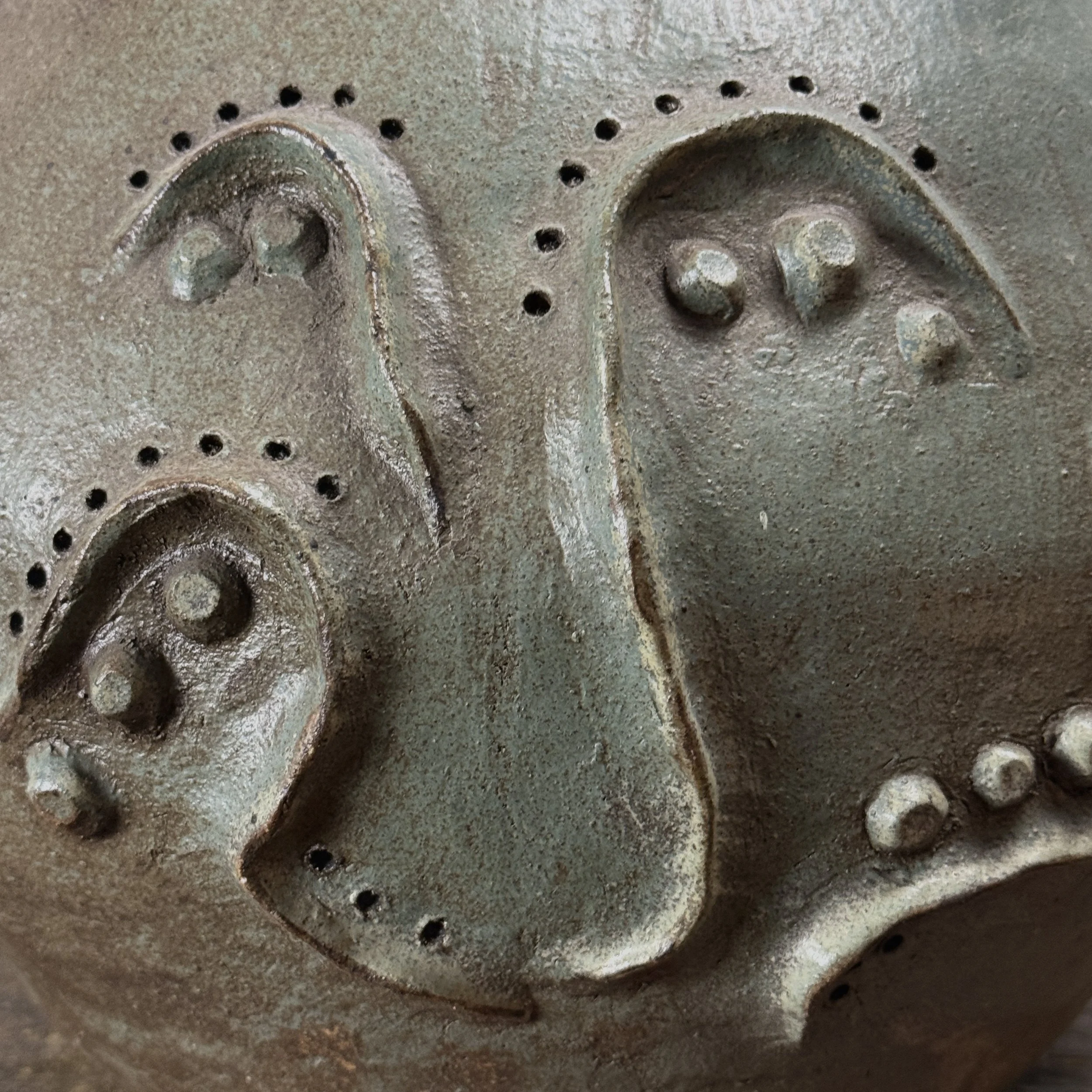 Line detail along the exterior.