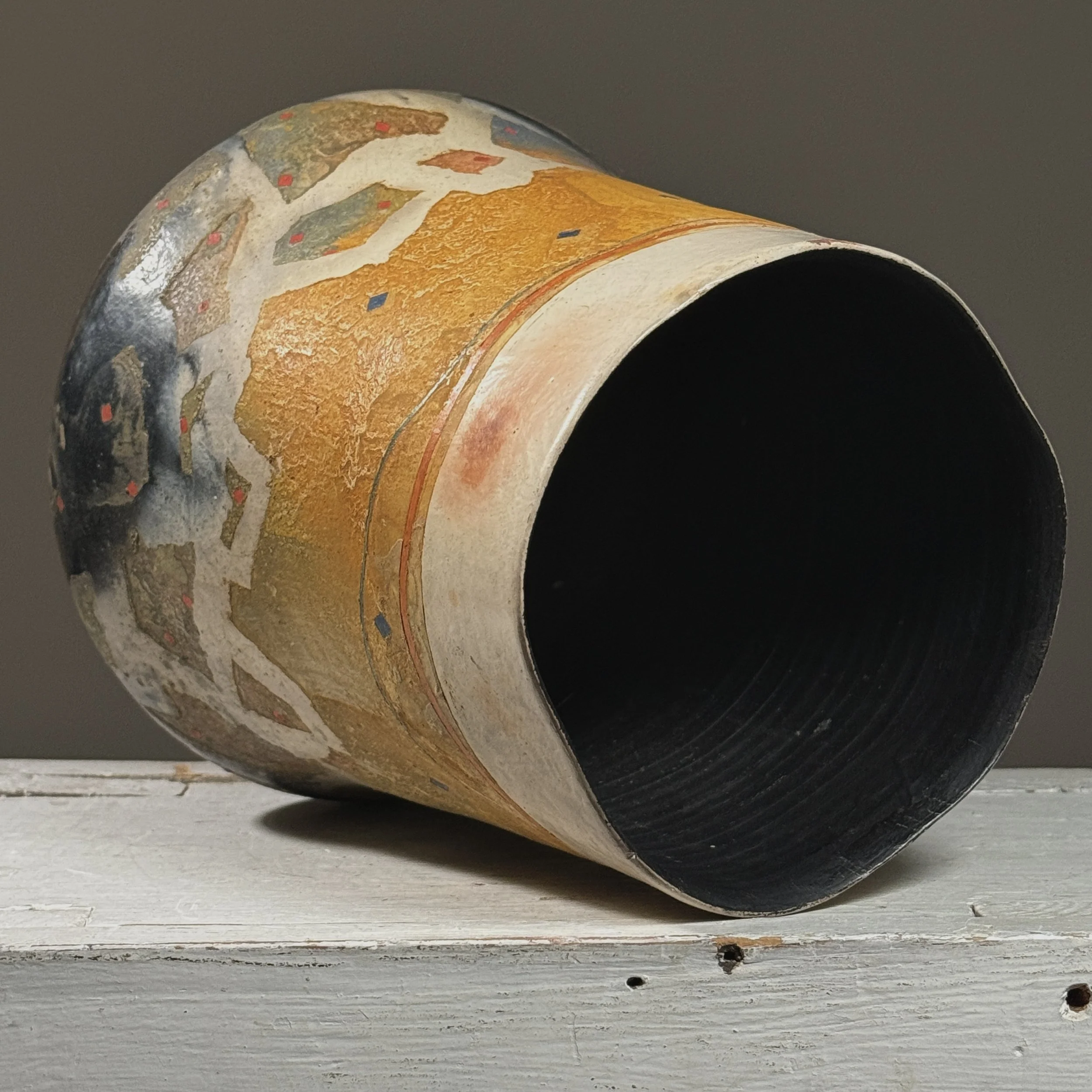 Top opening. Vessel rim. Earthenware construction.