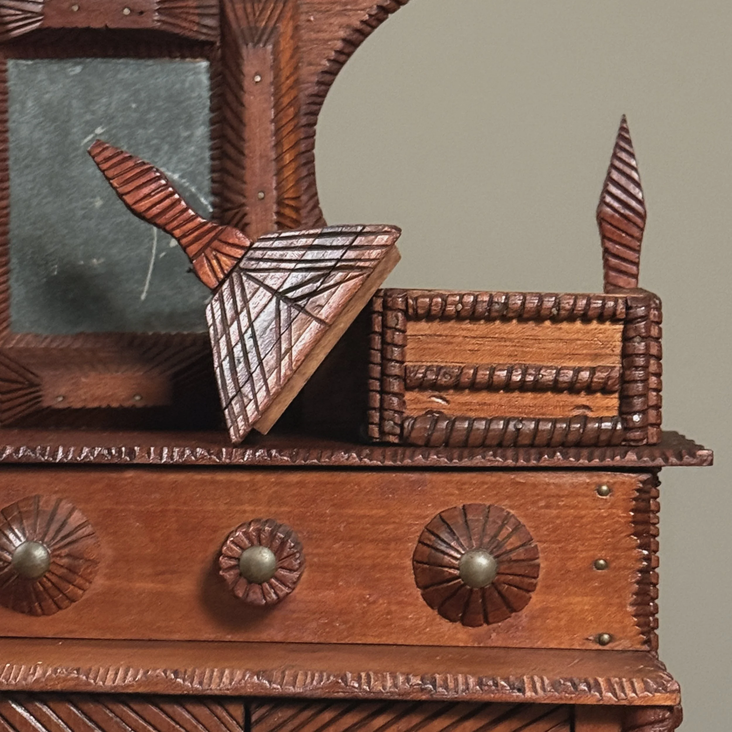 Close-up of pyramid-style lid with carved finial