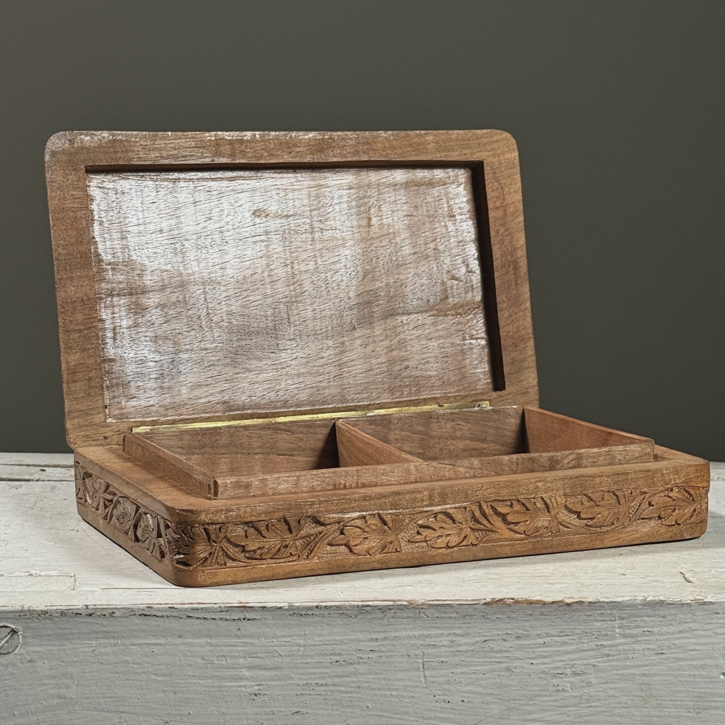 View of the box opened to show the relationship between lid and base