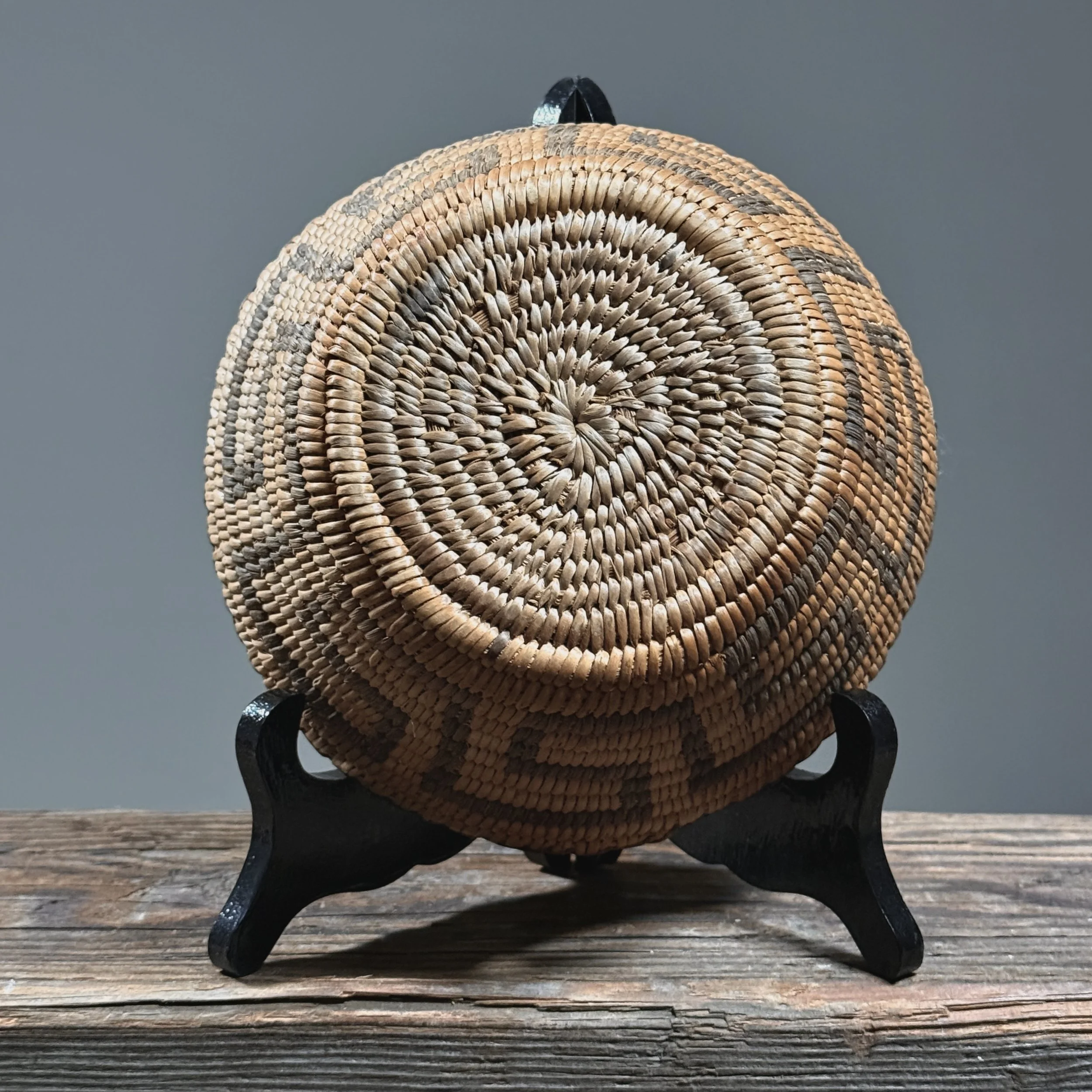 Bottom of basket. Flat base. Concentric weave pattern.
