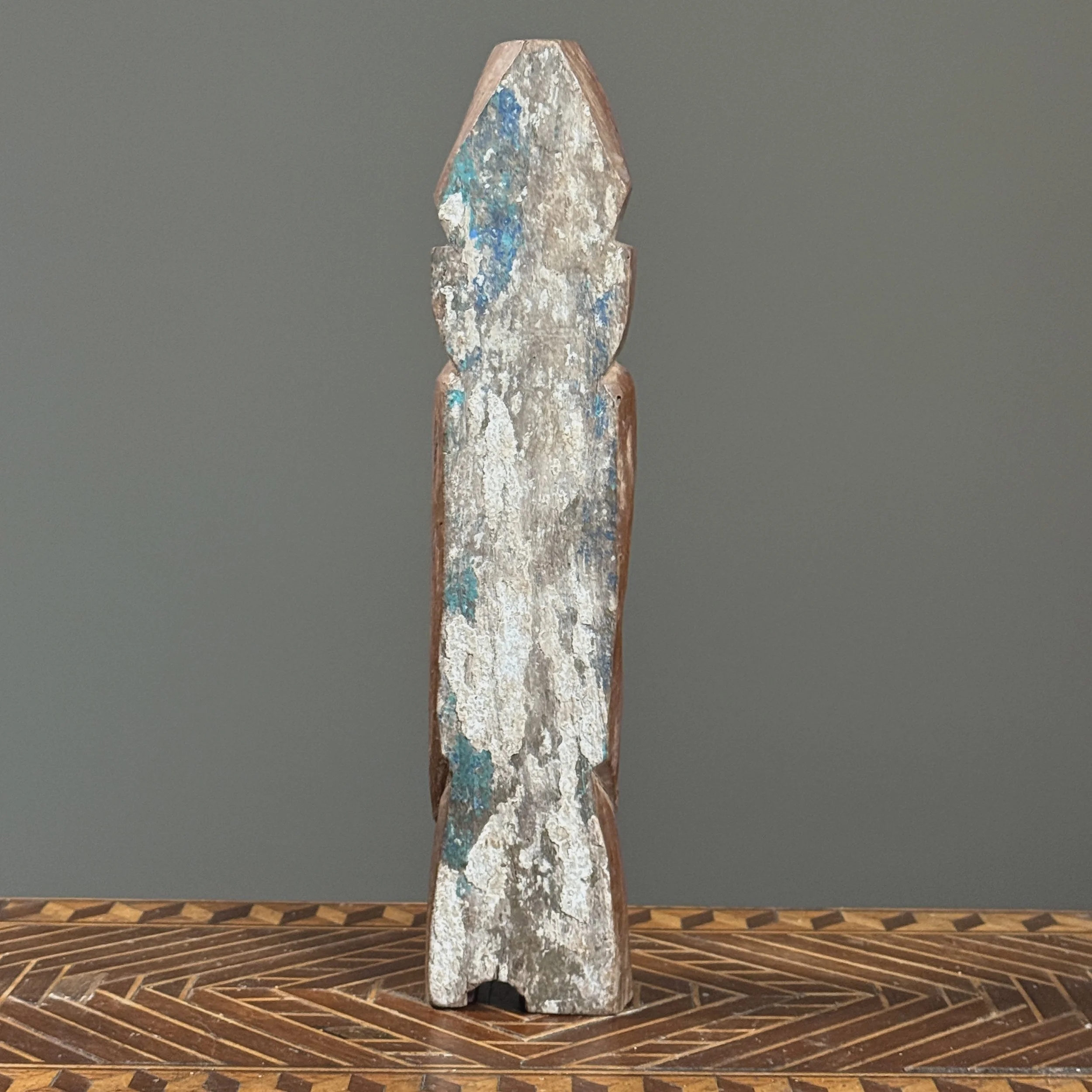 Back view showing flat surface of darker figure