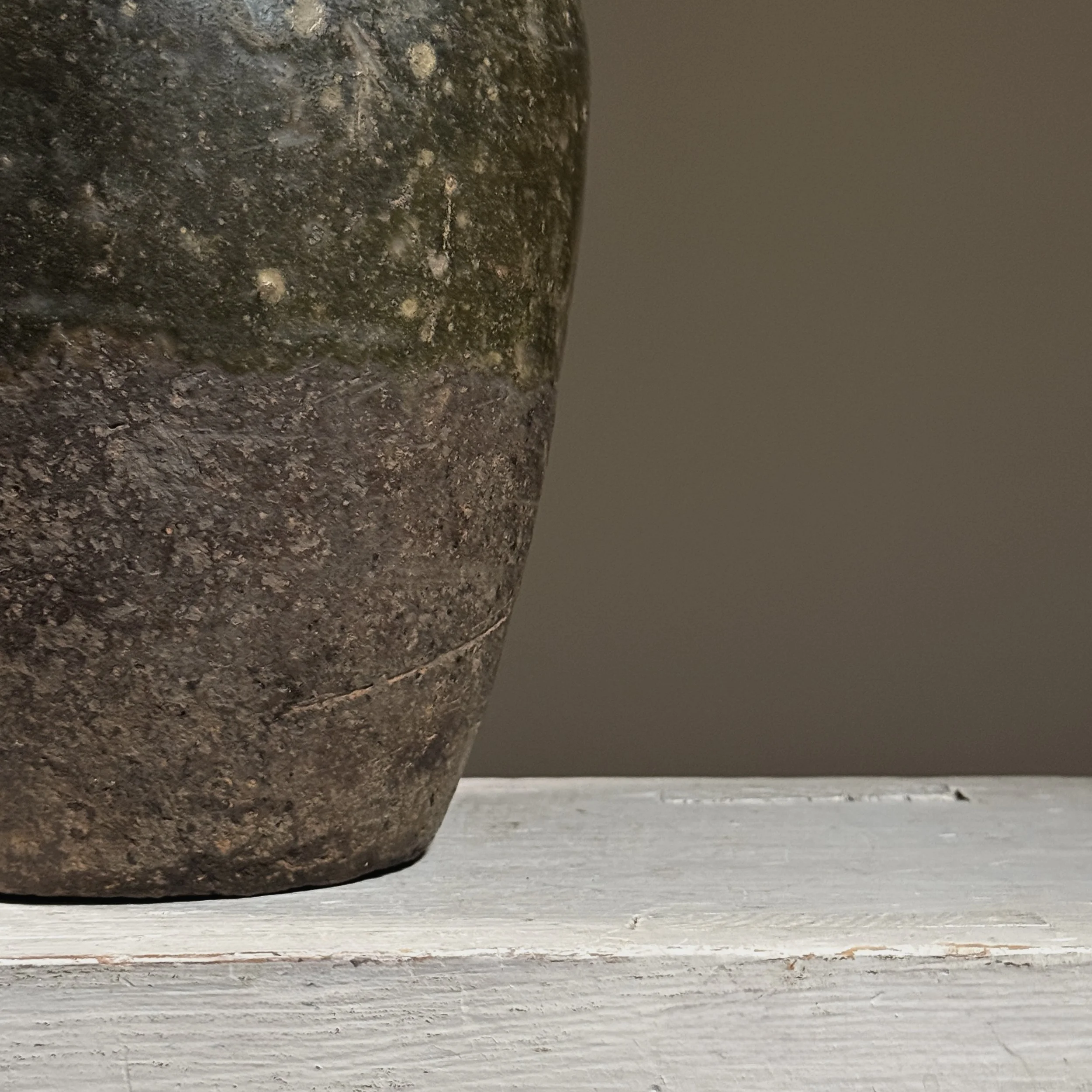 Detail of the base, showing the unglazed foot rim and exposed clay body.