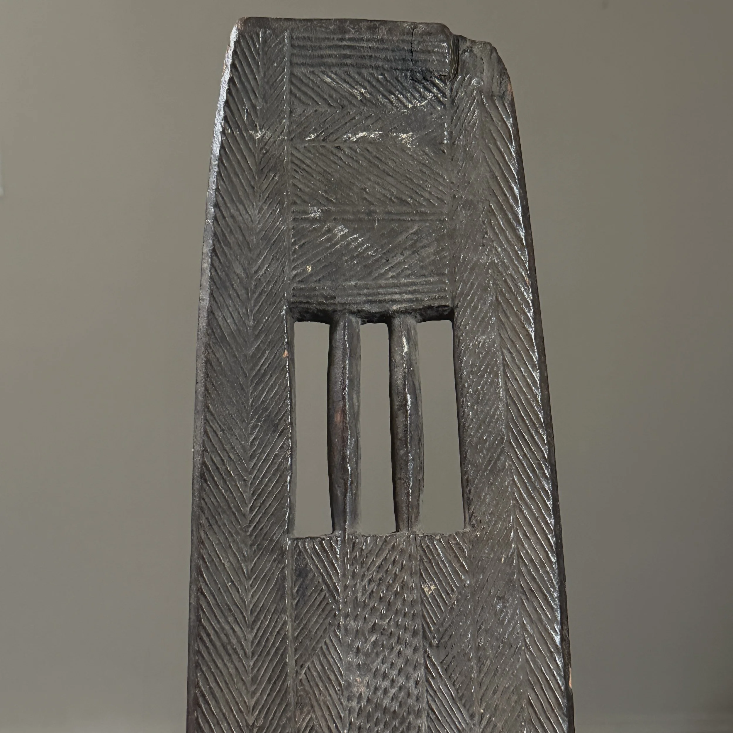 Etched geometric motifs on Ngombe backrest