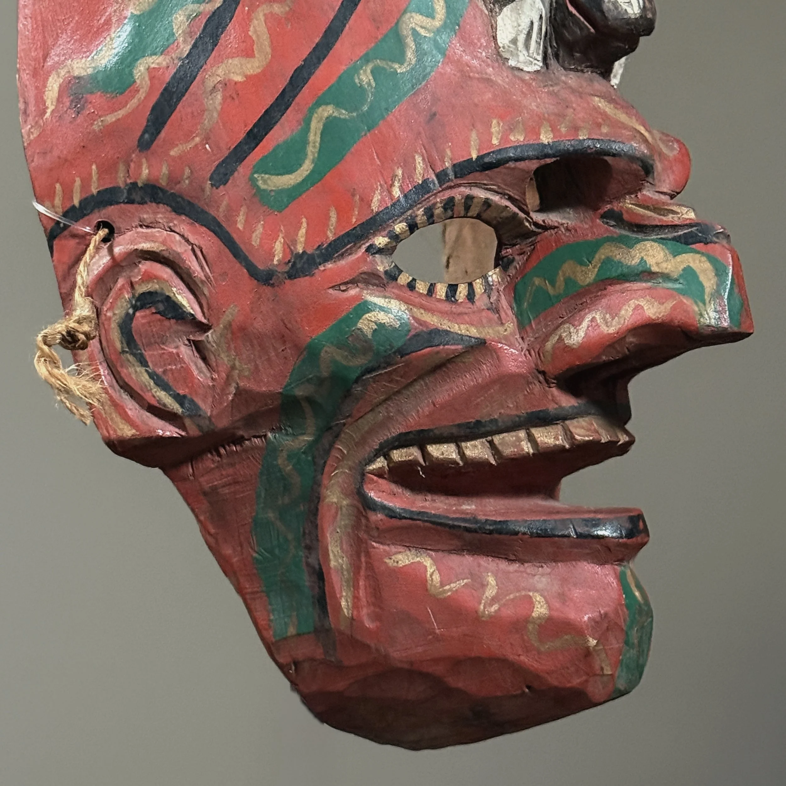 Close-up of the carved open mouth and teeth.