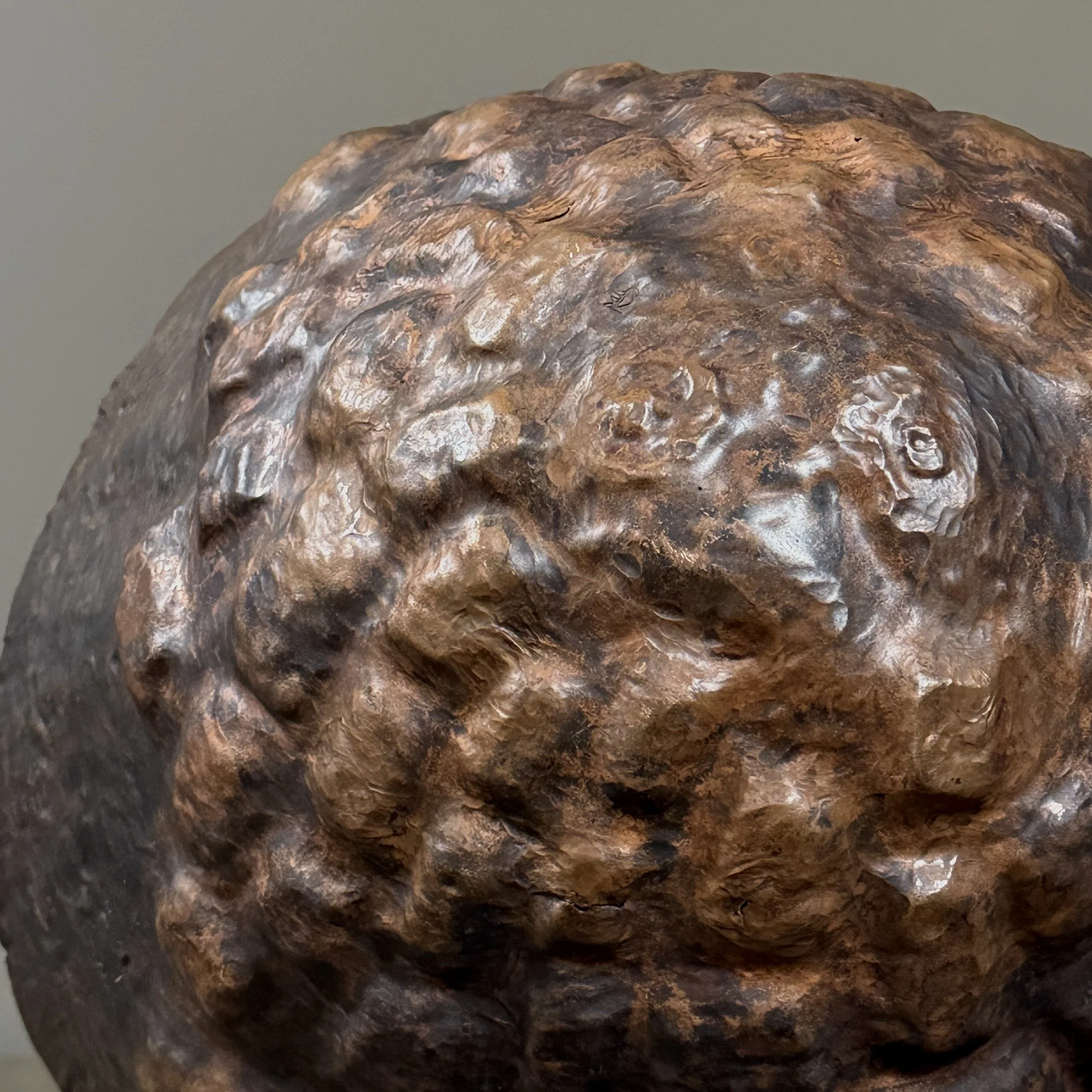 Close up of the hammered detail.