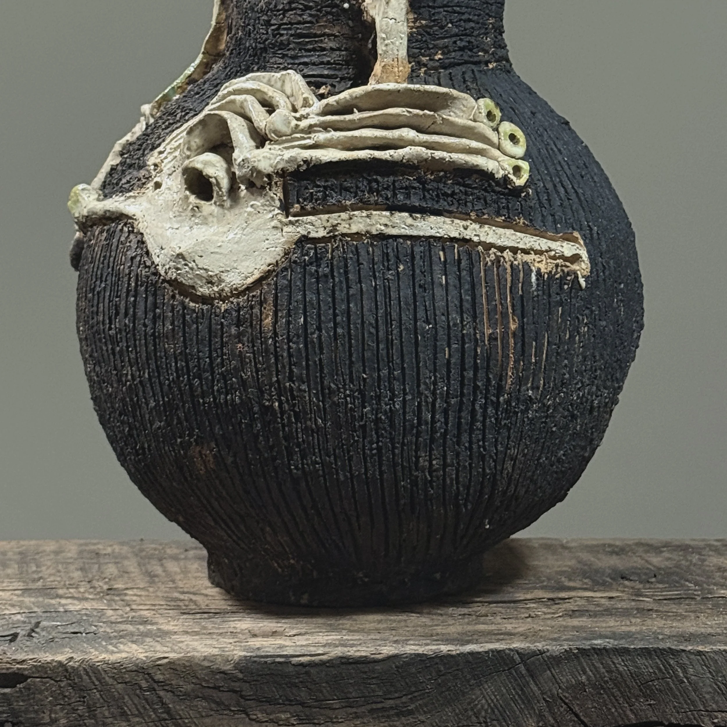 Detail showing the depth of the hand-etched vertical striations on the body.