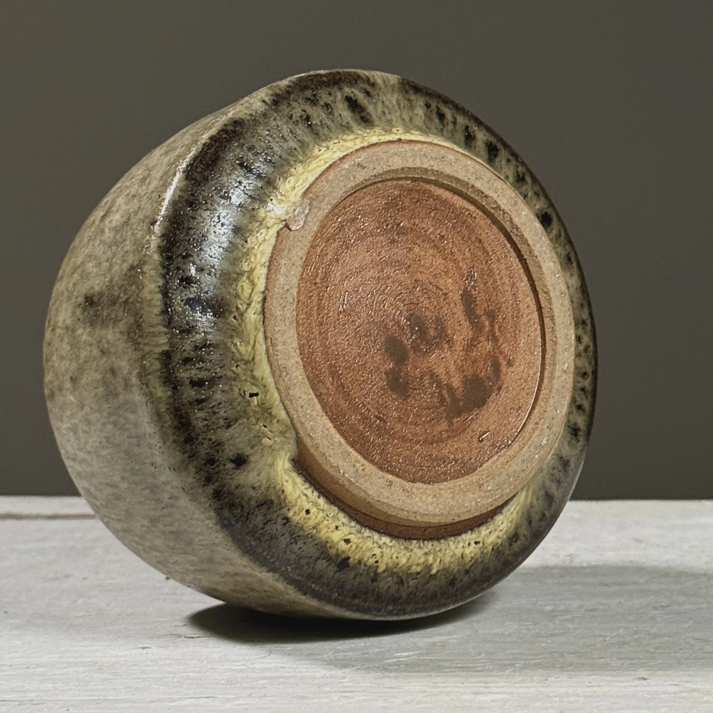 View of the base showing unglazed foot rim.