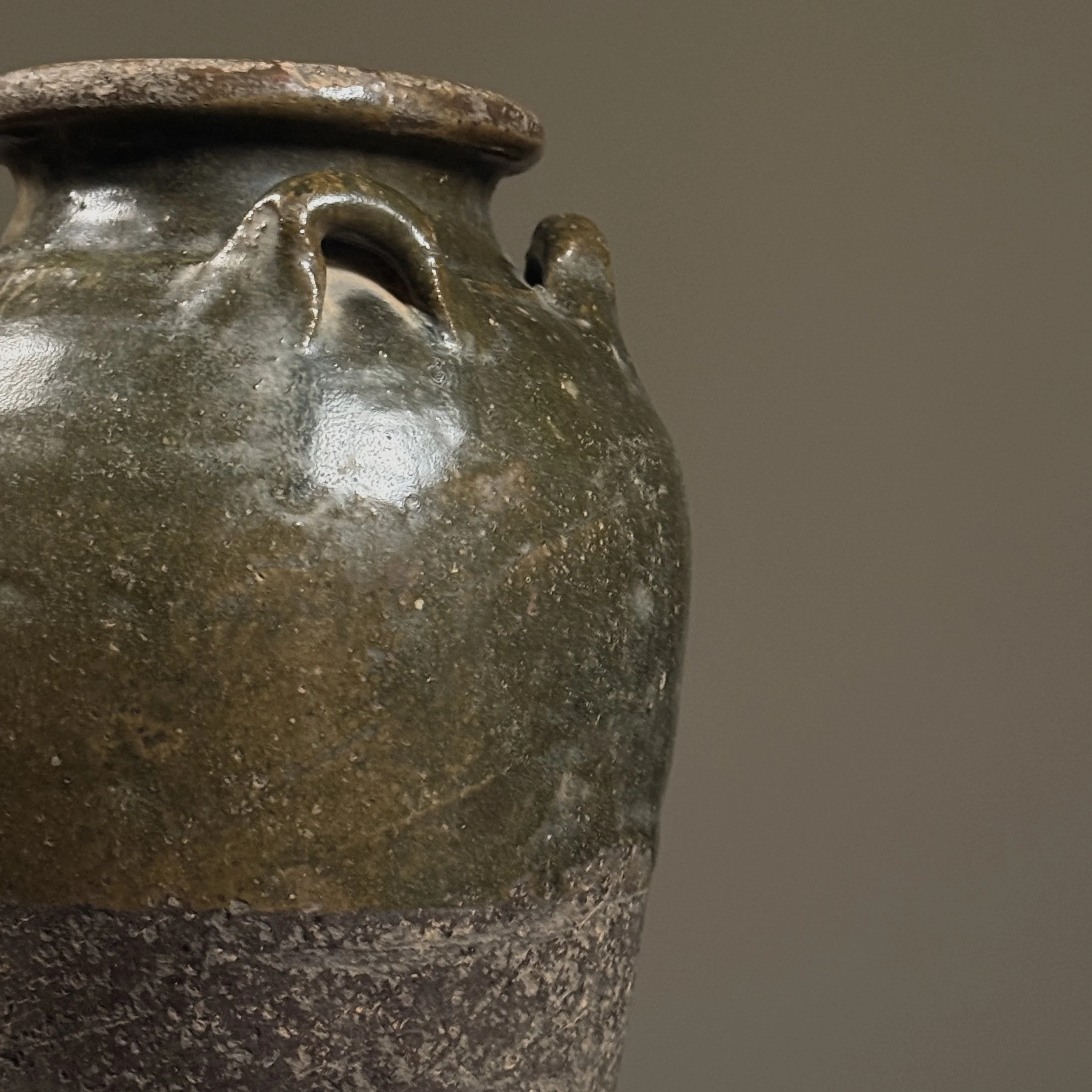 Detail of the shoulder, showing the application point of one clay lug.