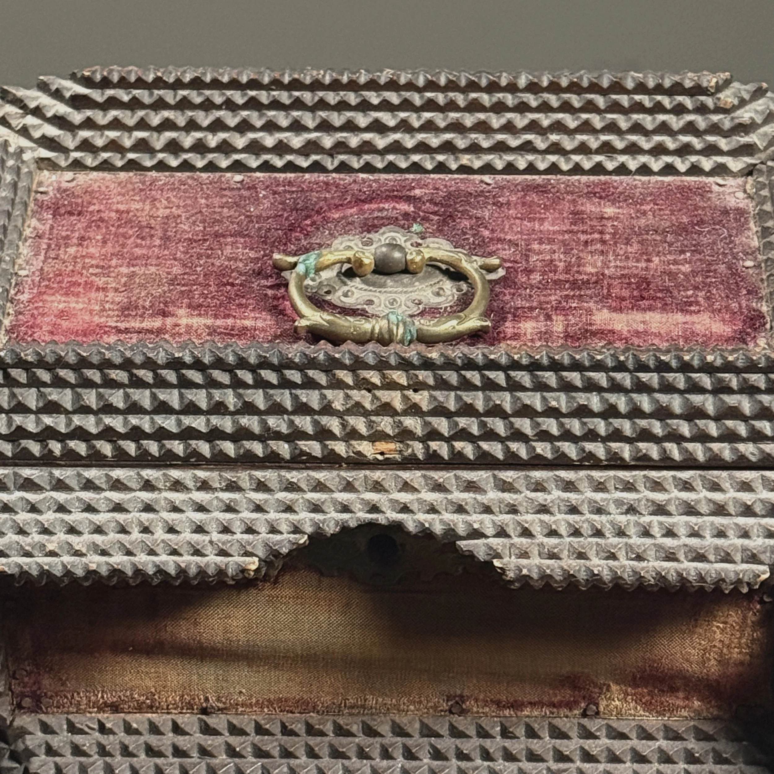 Detail of the top of the box.