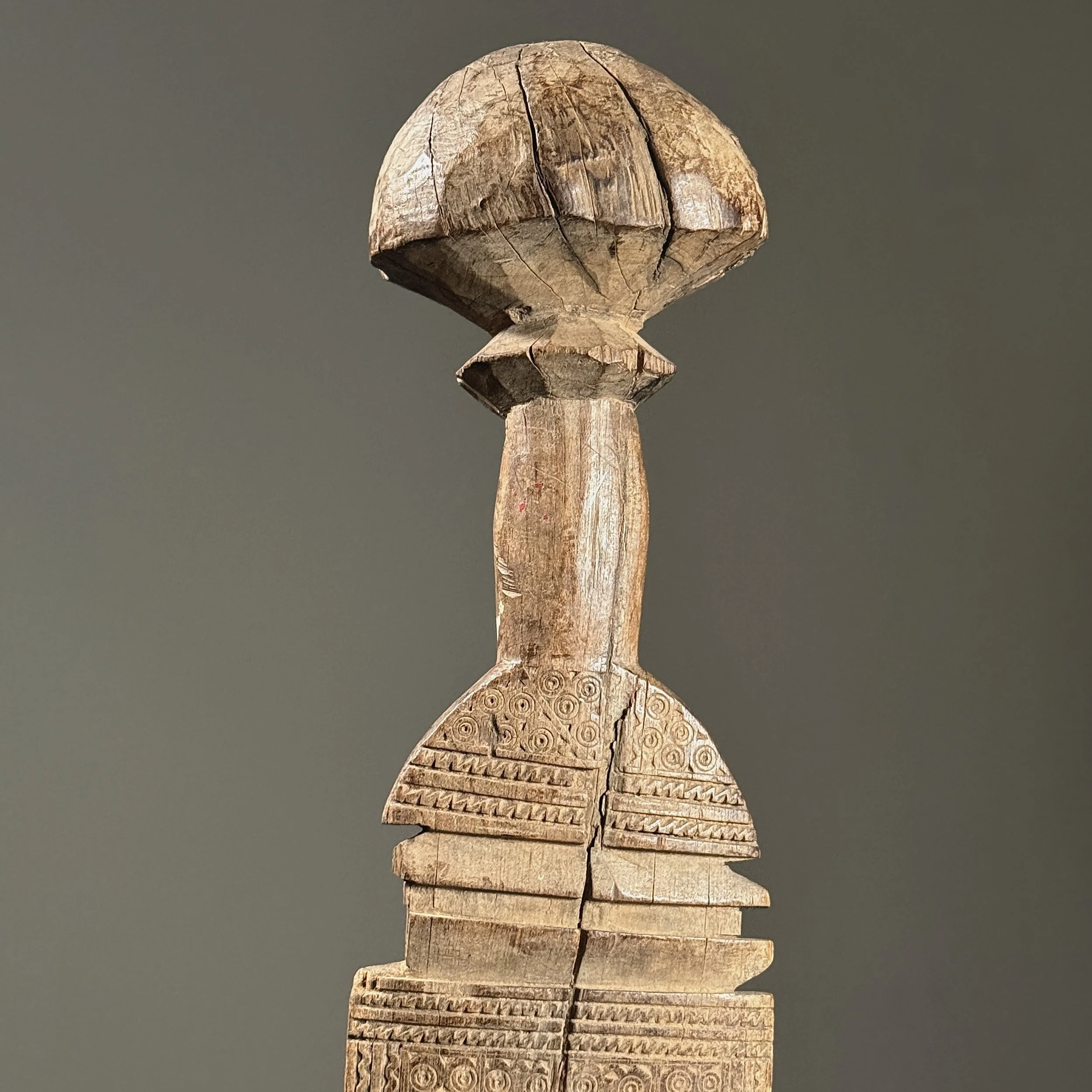 Detail of losses and wear consistent with nomadic use.