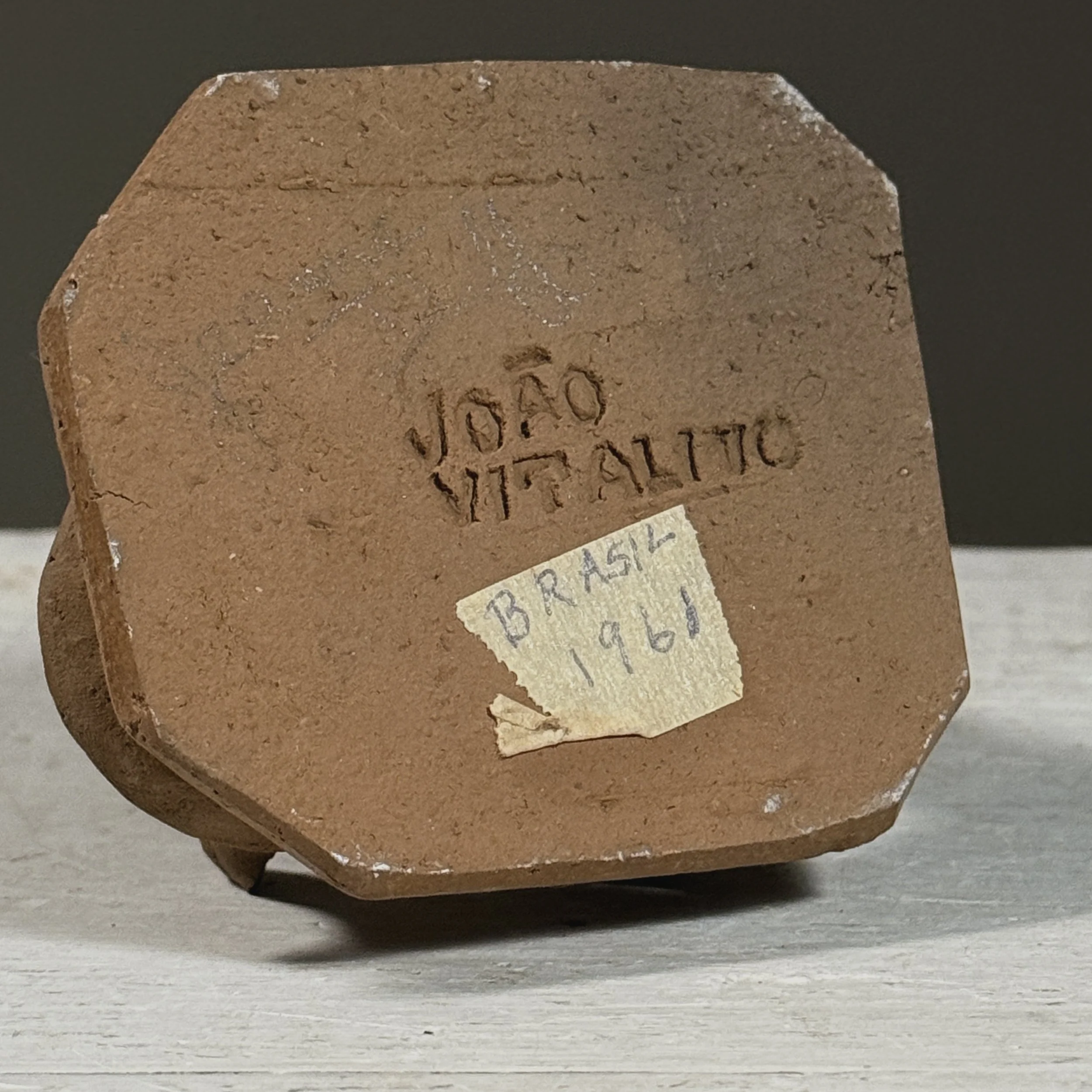 View of the sculpture's base showing the incised signature "Vitalino 1961."