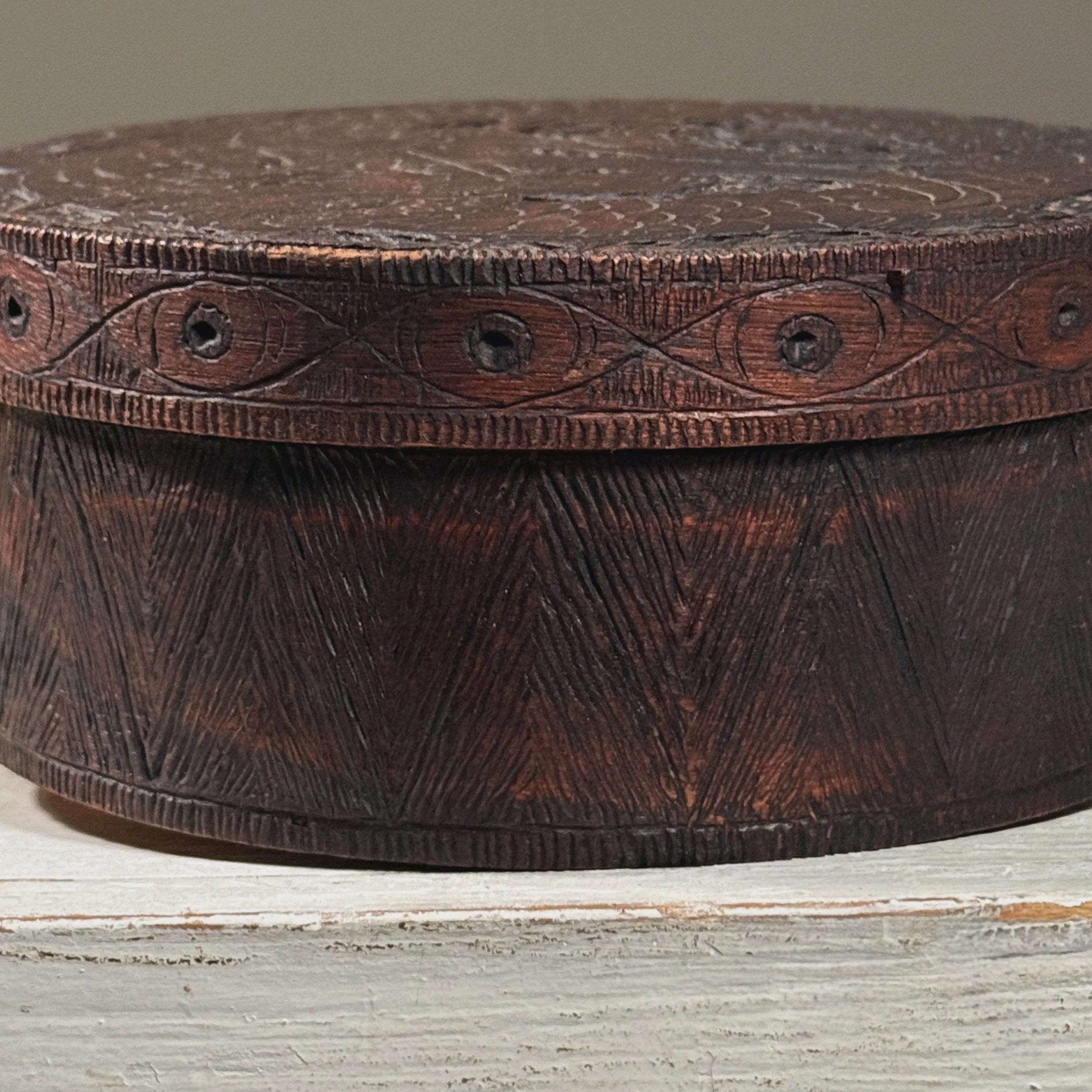 Side view. Zig zag carved pattern along box exterior.
