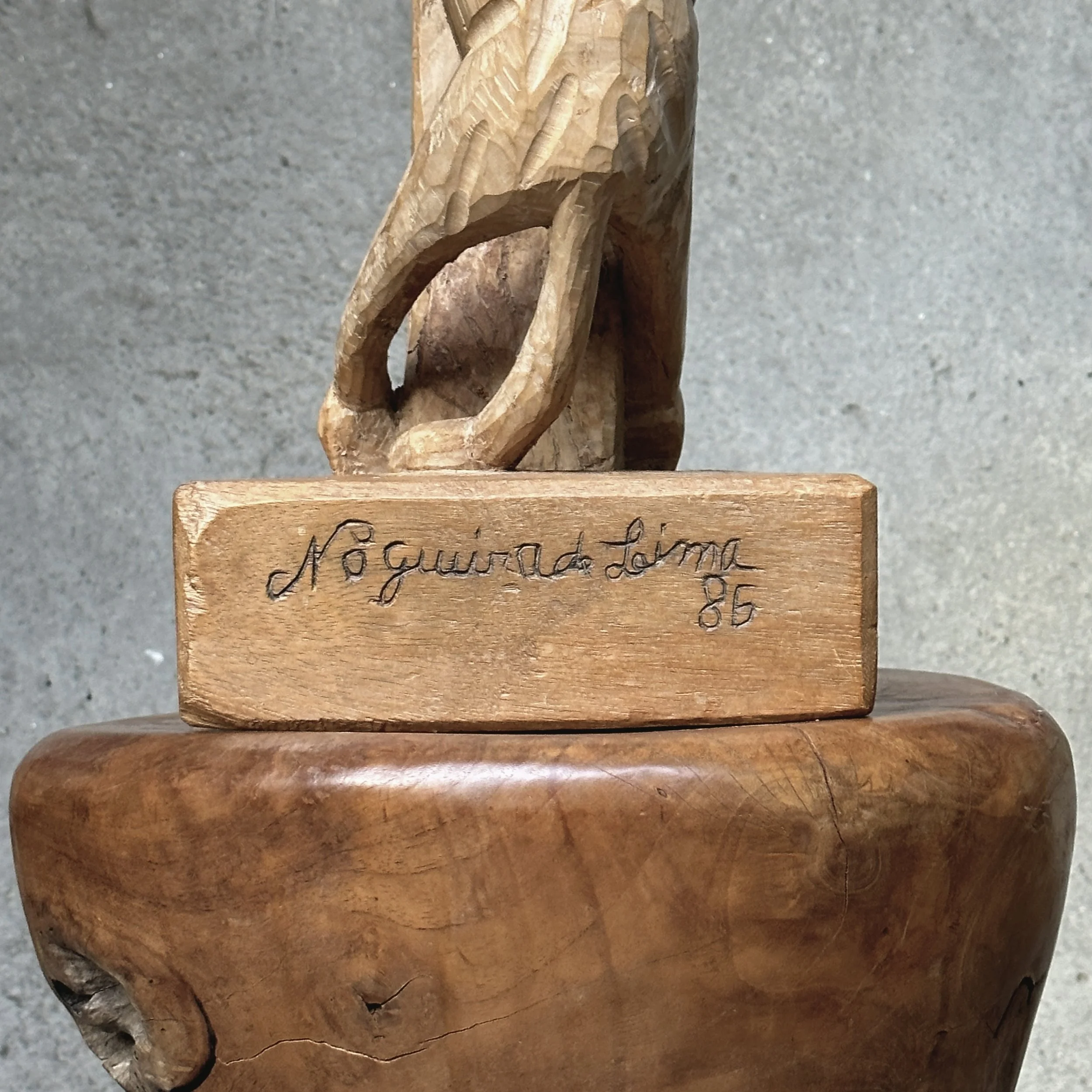 View of the artist's signature "Nogueira de Lima" and date "1986" on the base