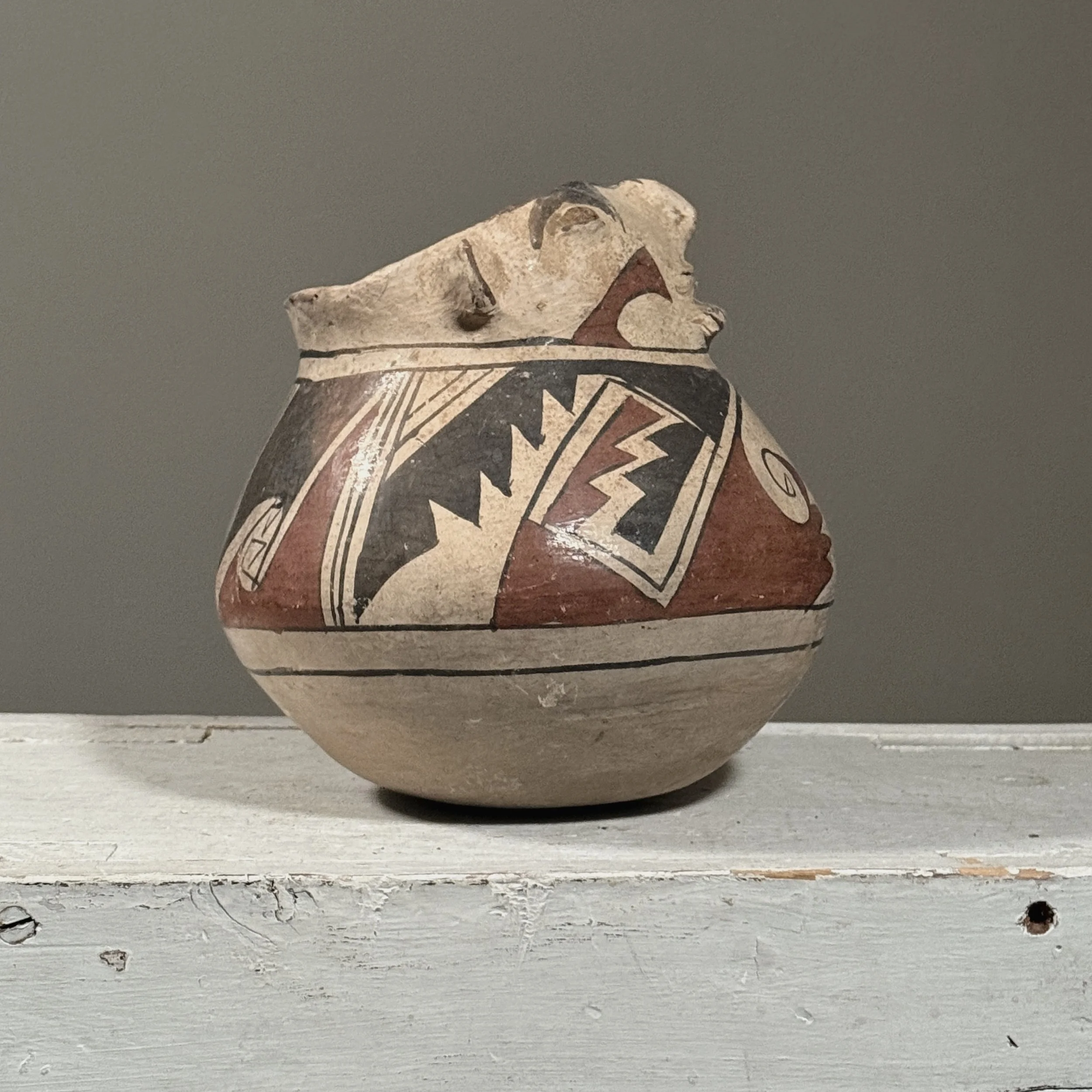 Side view of Casas Grandes or Mata Ortiz pottery