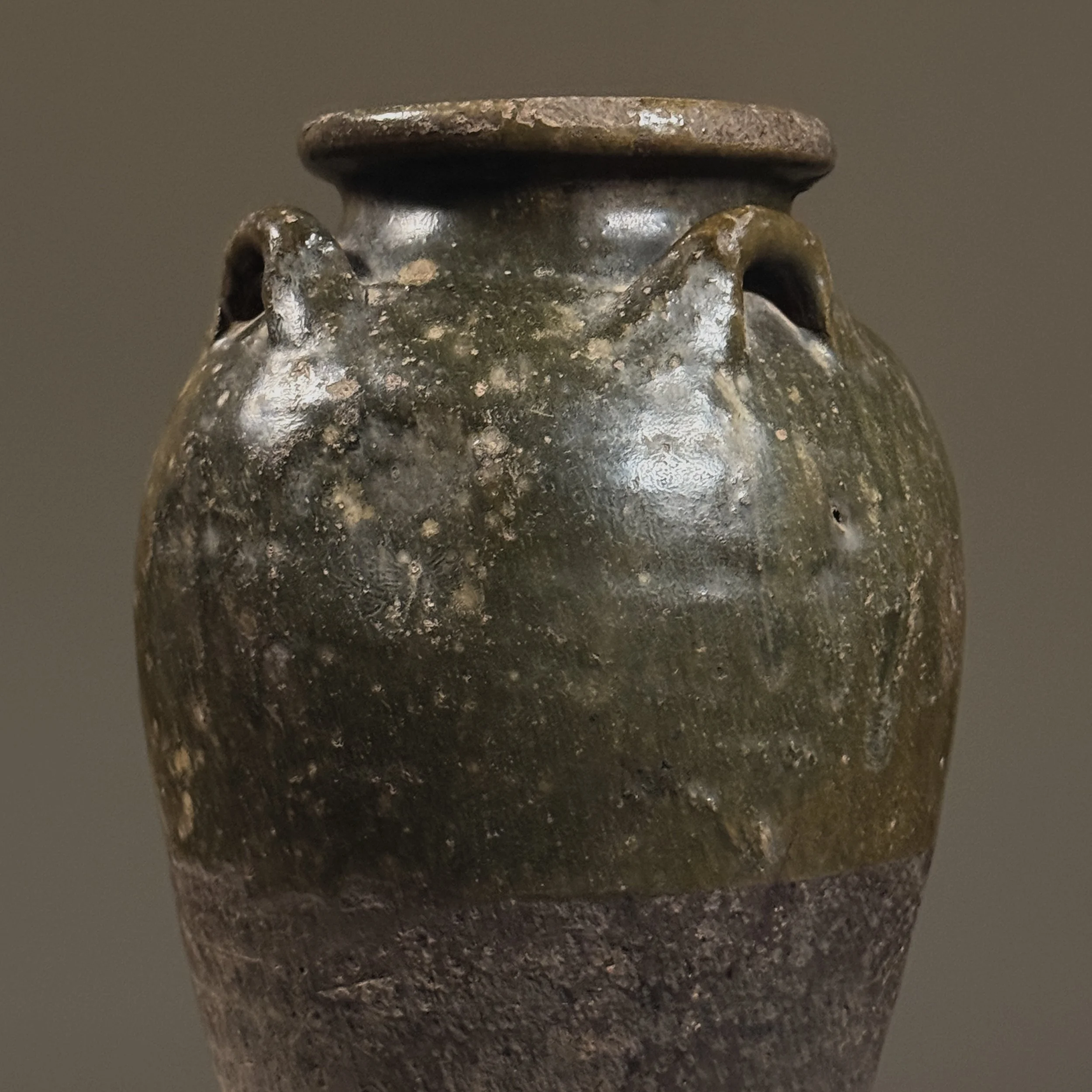 Detail of the shoulder, showing the application point of one clay lug.