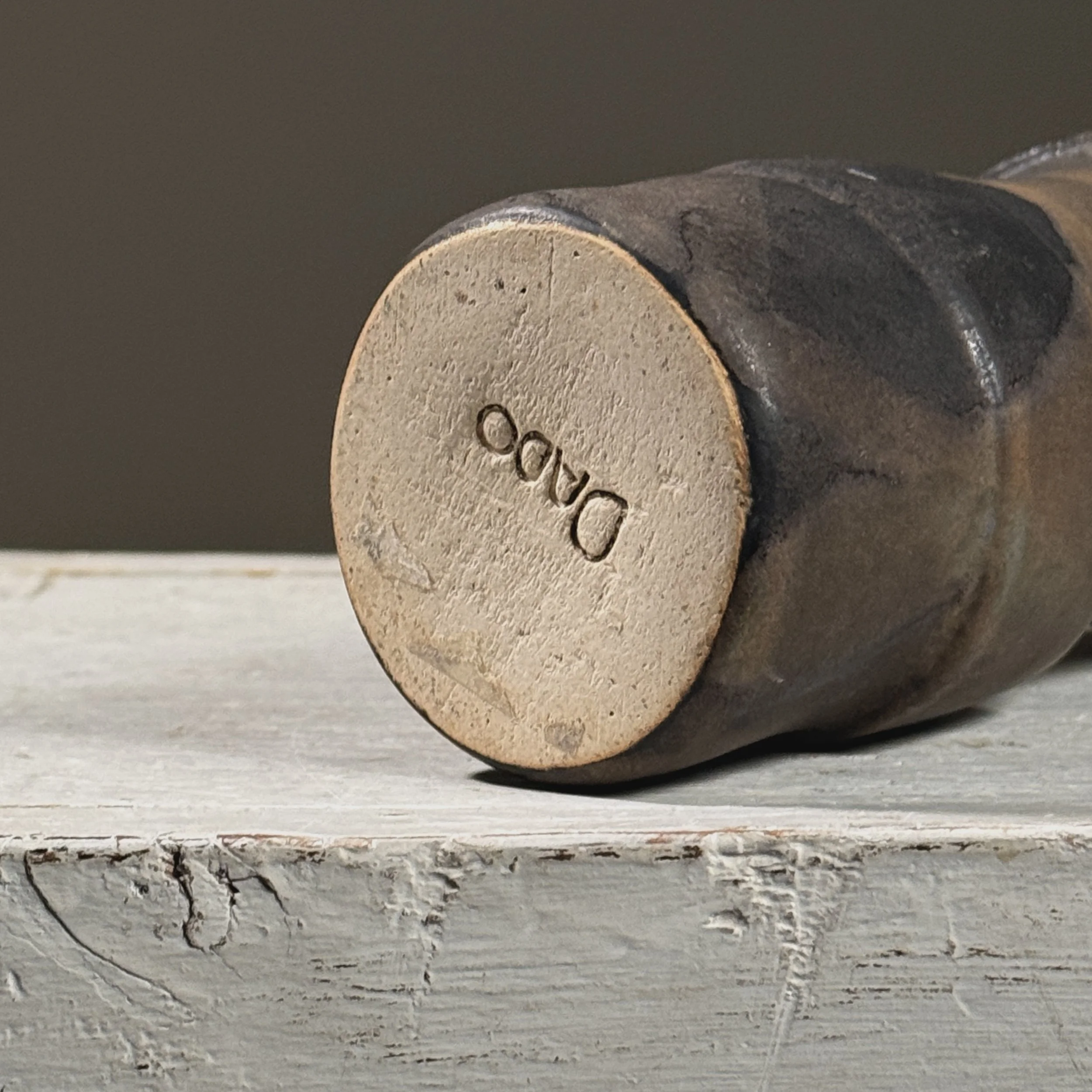 The vase's bottom with artist's signature