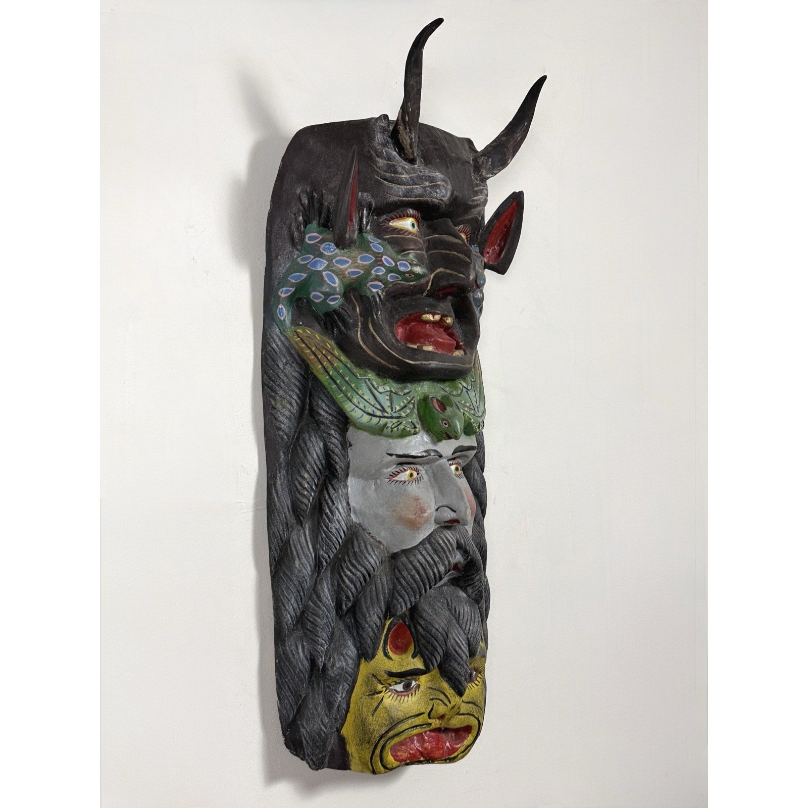 Side view of the mask.