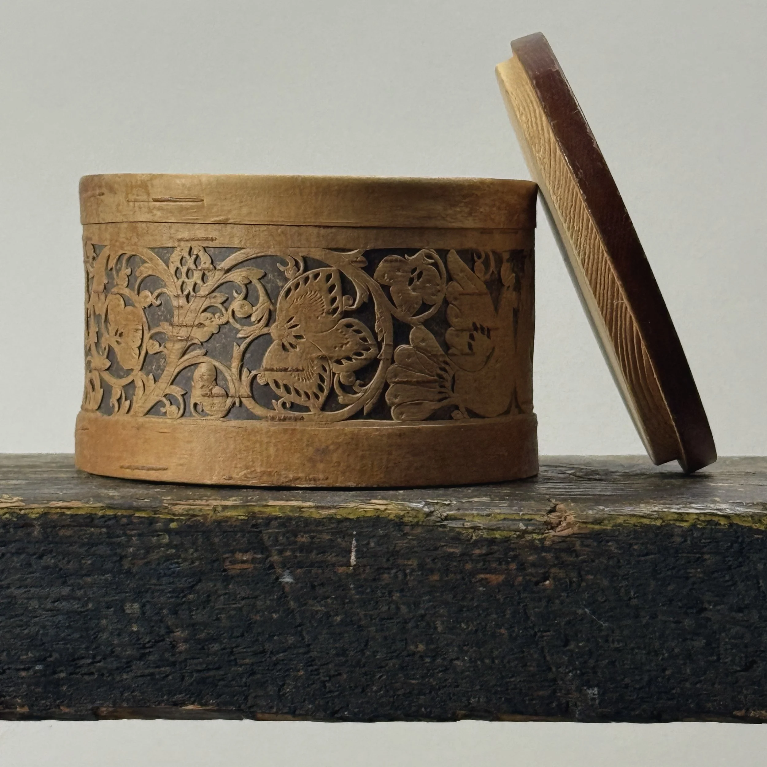 View of the box with the lid leaning against the side.