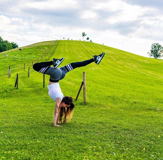 #Handstands are such a great way to build #strength in pretty much every muscle in your arms and your core. 
Plus they are fun to do 🤪 
But being #upsidedown not only makes you stronger, it could actually boost your mood! All the extra blood flow to