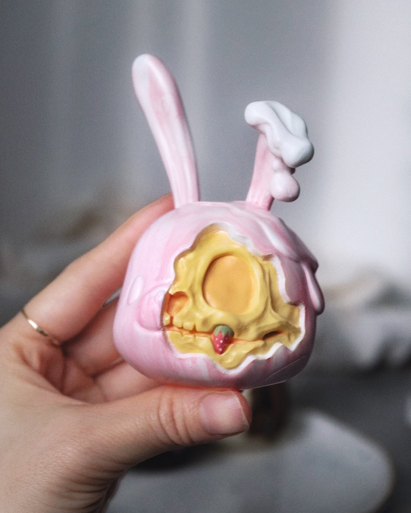 Born with a little sweet tooth🍓

🍰Strawberry Birthday BunnyPop🎂
Ready to meet you all at @fivepointsfest!

-
#thegoodbunnyclub #bunnypop #bunnyart #arttoycollector #creepycuteart #popsurrealism #fivepointsfest #fivepointsfest2025