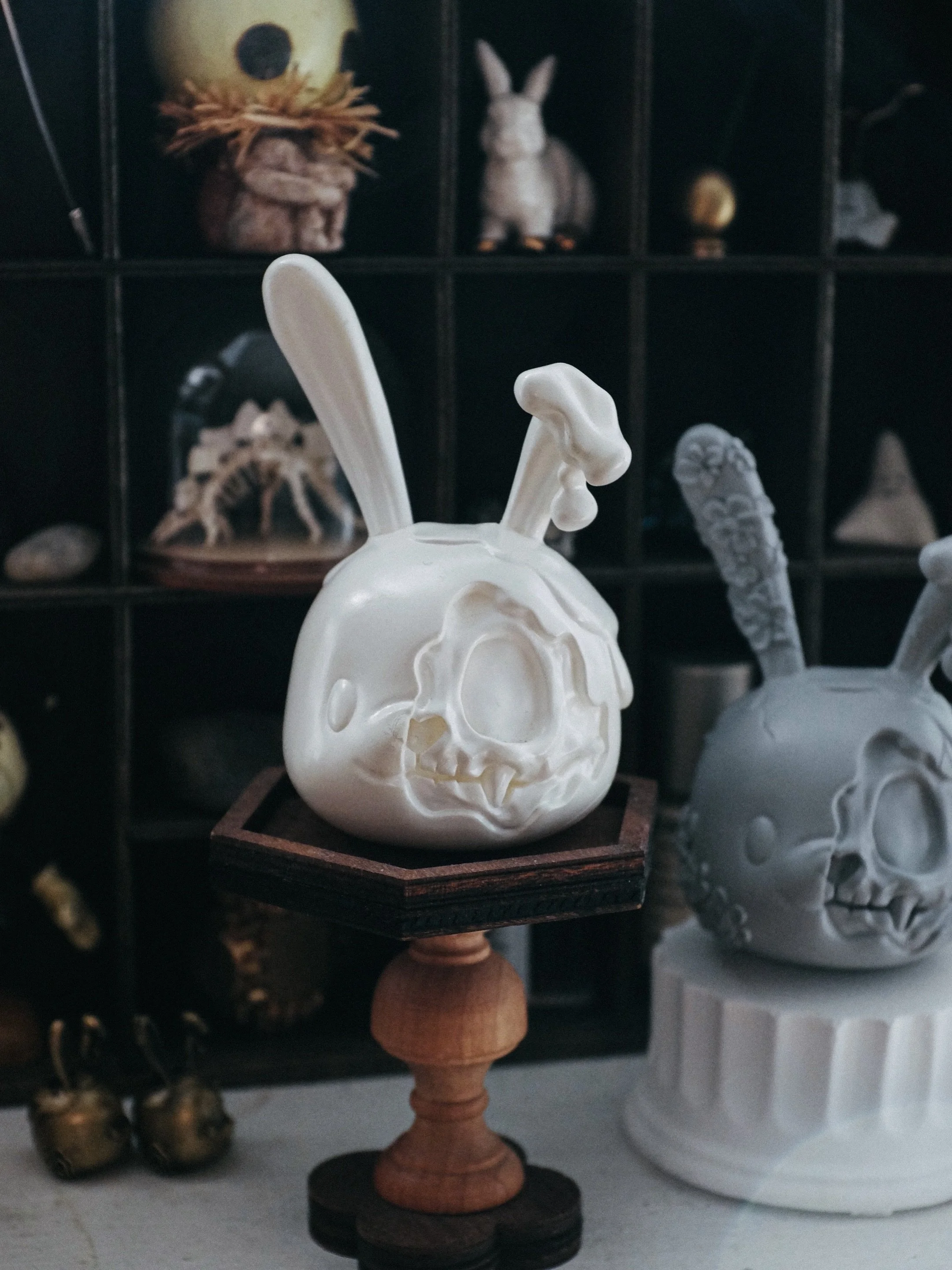 After all the skulls I&rsquo;ve painted, this white-on-white still gets the window seat 🤍
It was layered in all kinds of white paints I was testing, and it just hit the light differently.
How did I do it? I have no idea 🤷🏻&zwj;♀️